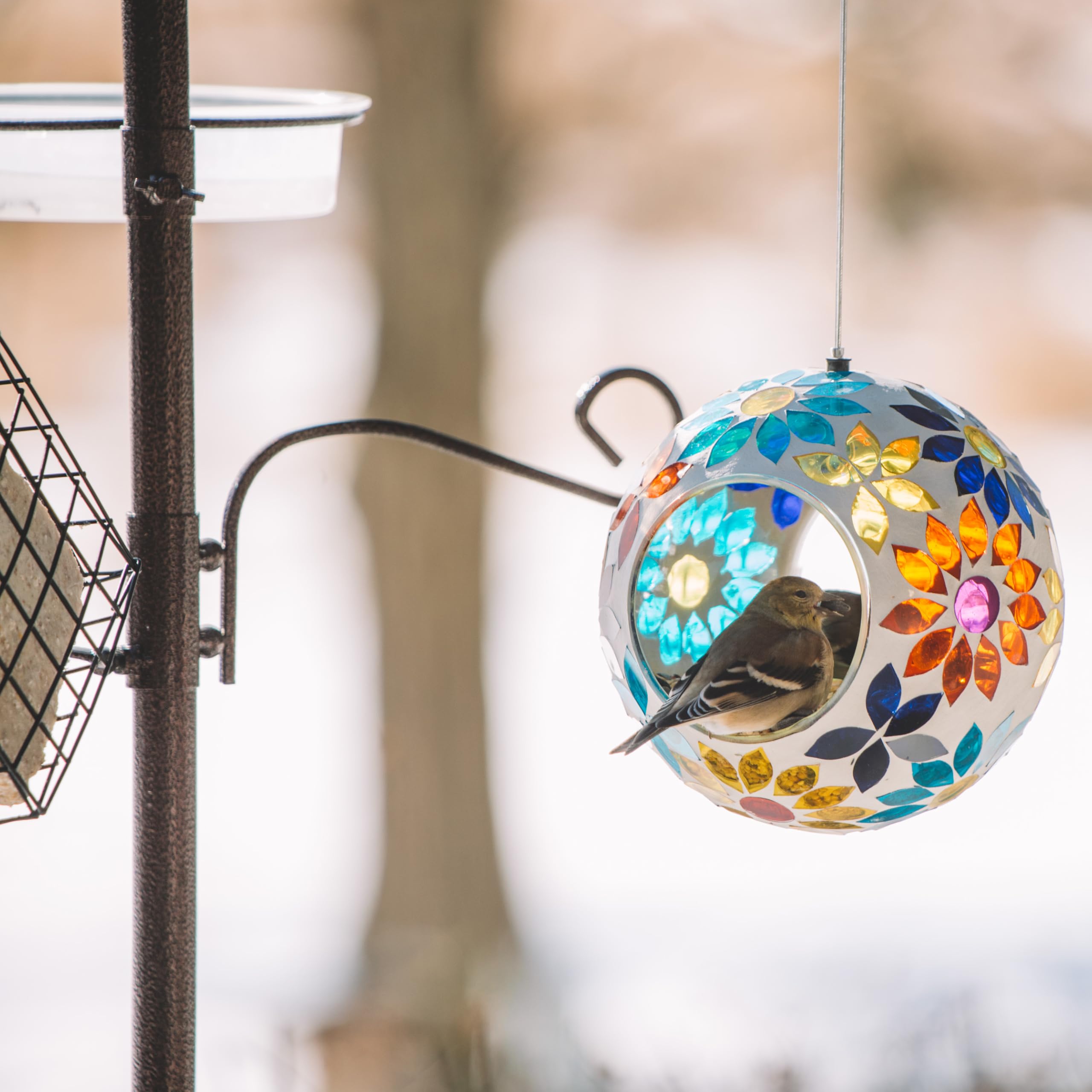Backyard Expressions Vogelfutterspender aus Glas zum Aufhängen, Mehrfarbig, Vogelfutterspender für draußen, Mosaik-Vogelfutterspender, runde Form