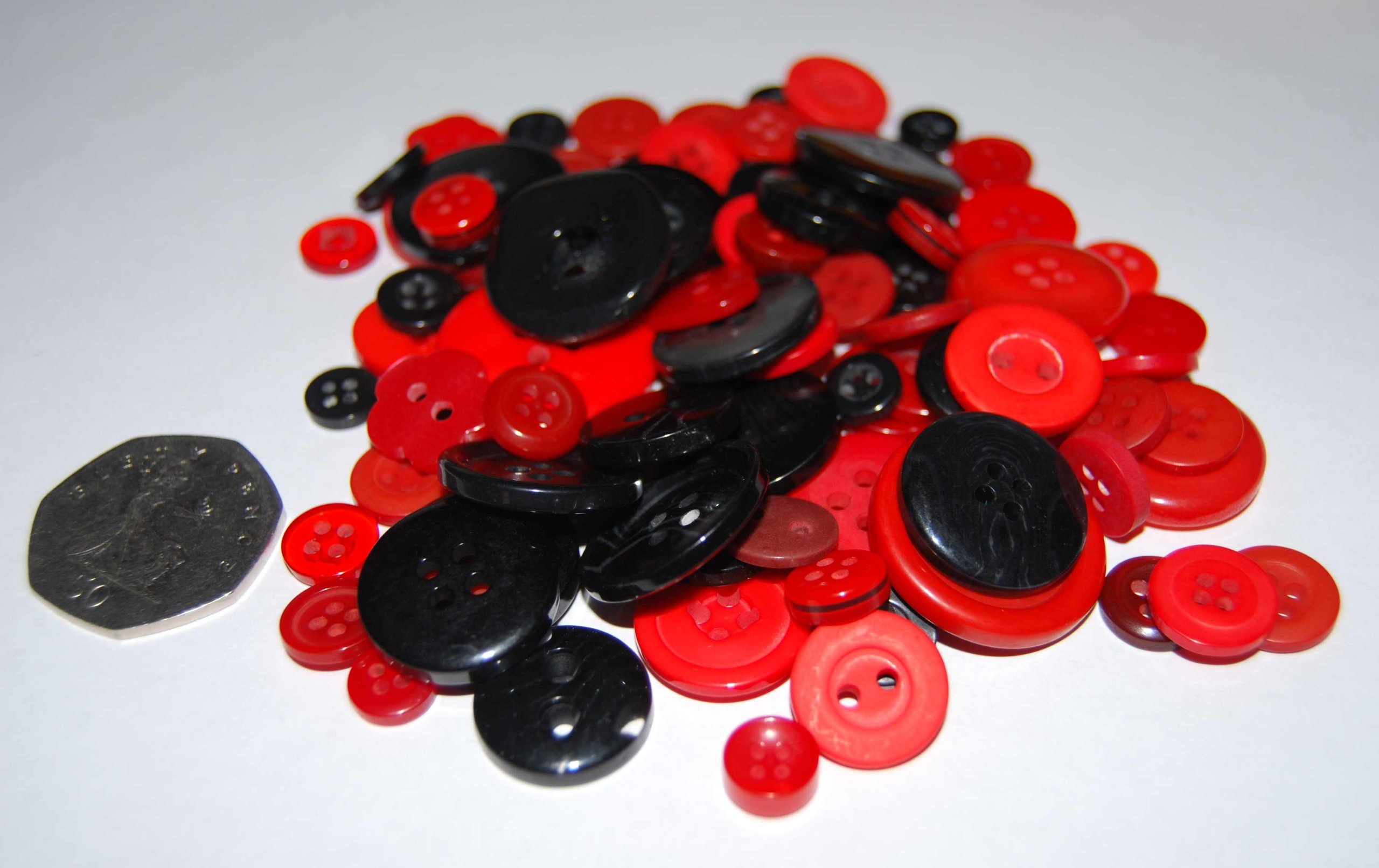 Celloexpress Black & Red Pack Of 50G - Buttons - Mixed Sizes Of Various Buttons For Sewing And Crafting