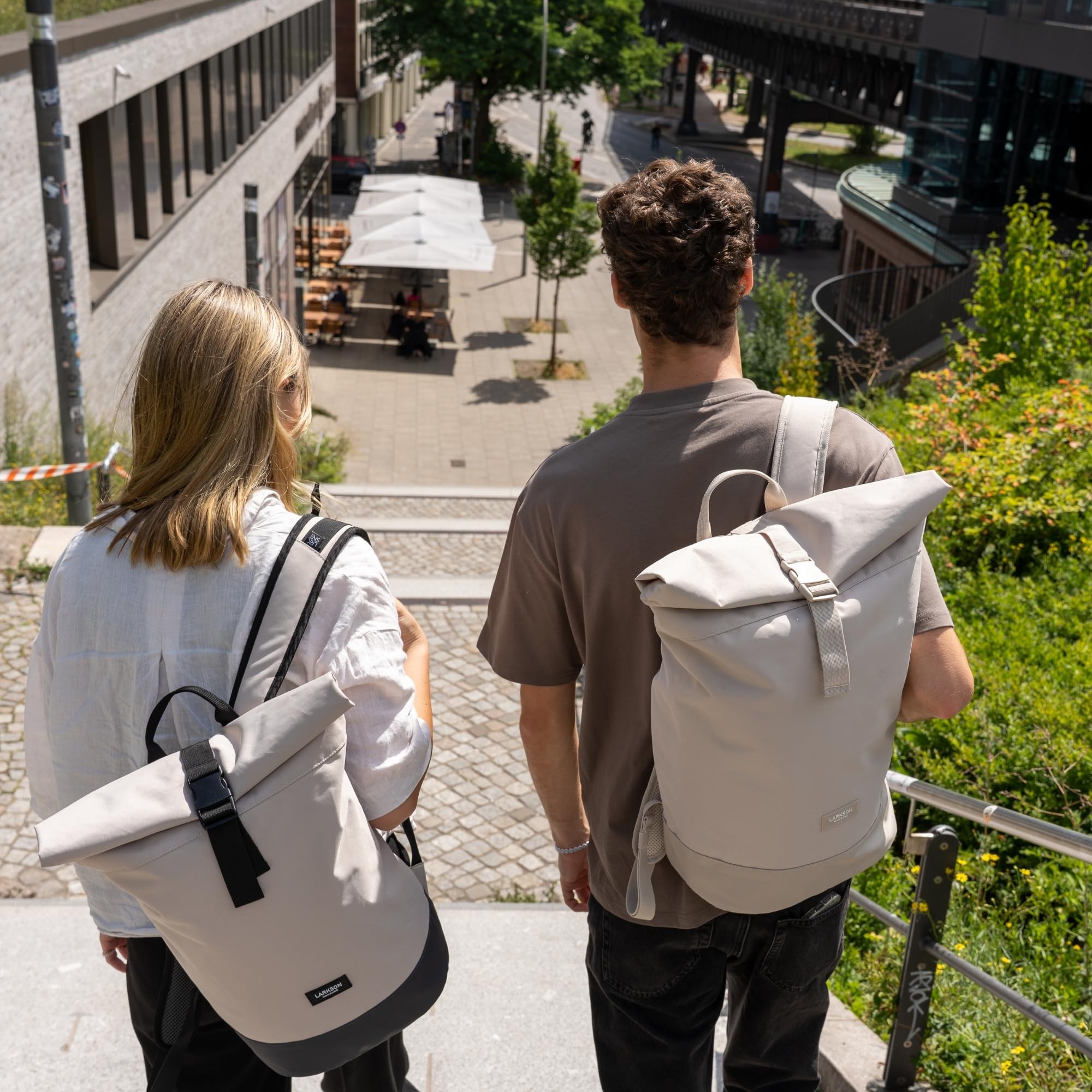 LARKSON Sac à Dos Femmes & Hommes Beige Gris - Janne Small - Petit Sac à Dos Rolltop avec Compartiment pour Ordinateur Portable - Pour Université Travail Voyages & Vélo - Hydrofuge