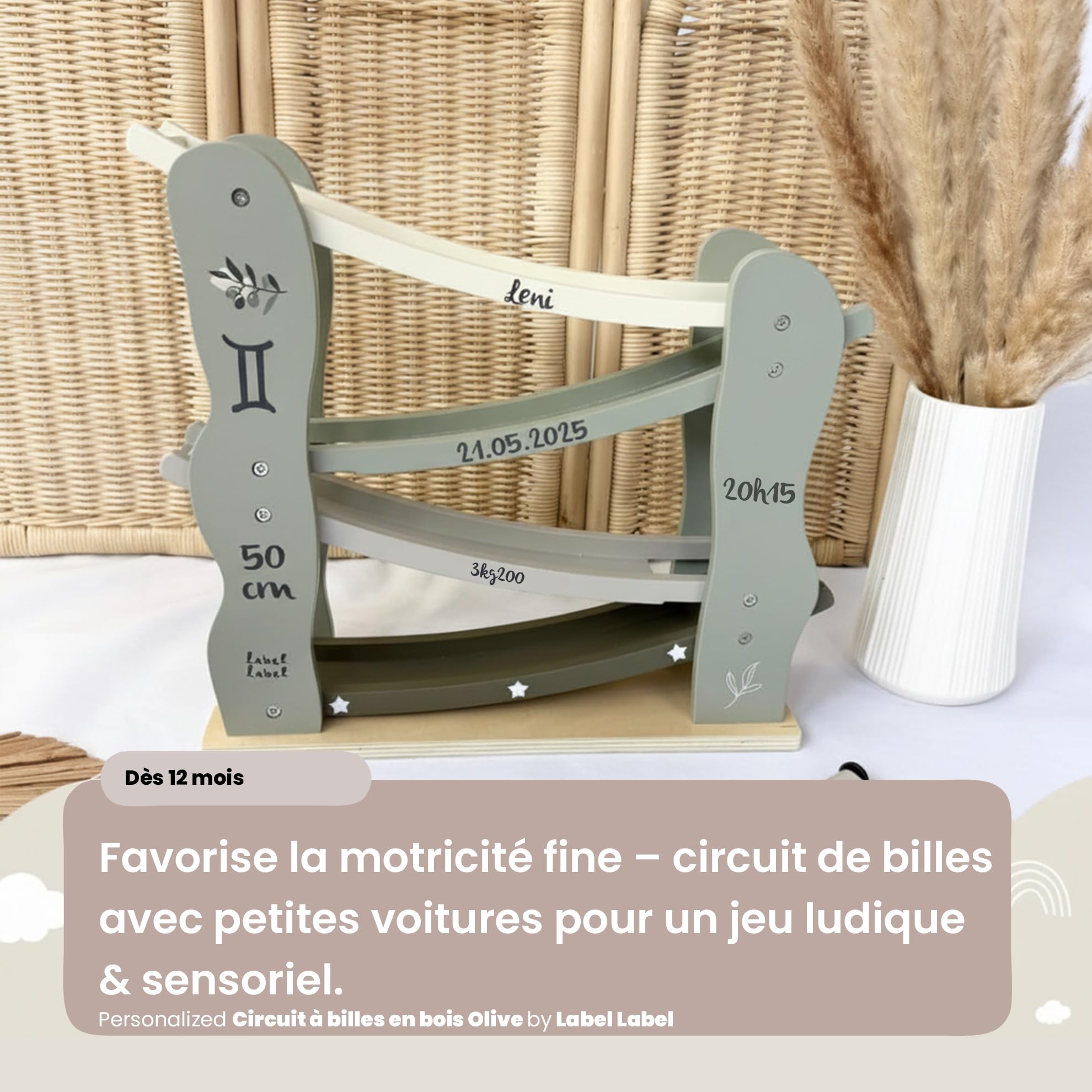 Personnalisable Circuit à Voitures en Bois Vert Olive - avec Petites Voitures & favorise la motricité Fine - pour Enfants dès 12 Mois - avec prénom & Date de Naissance - Label Label
