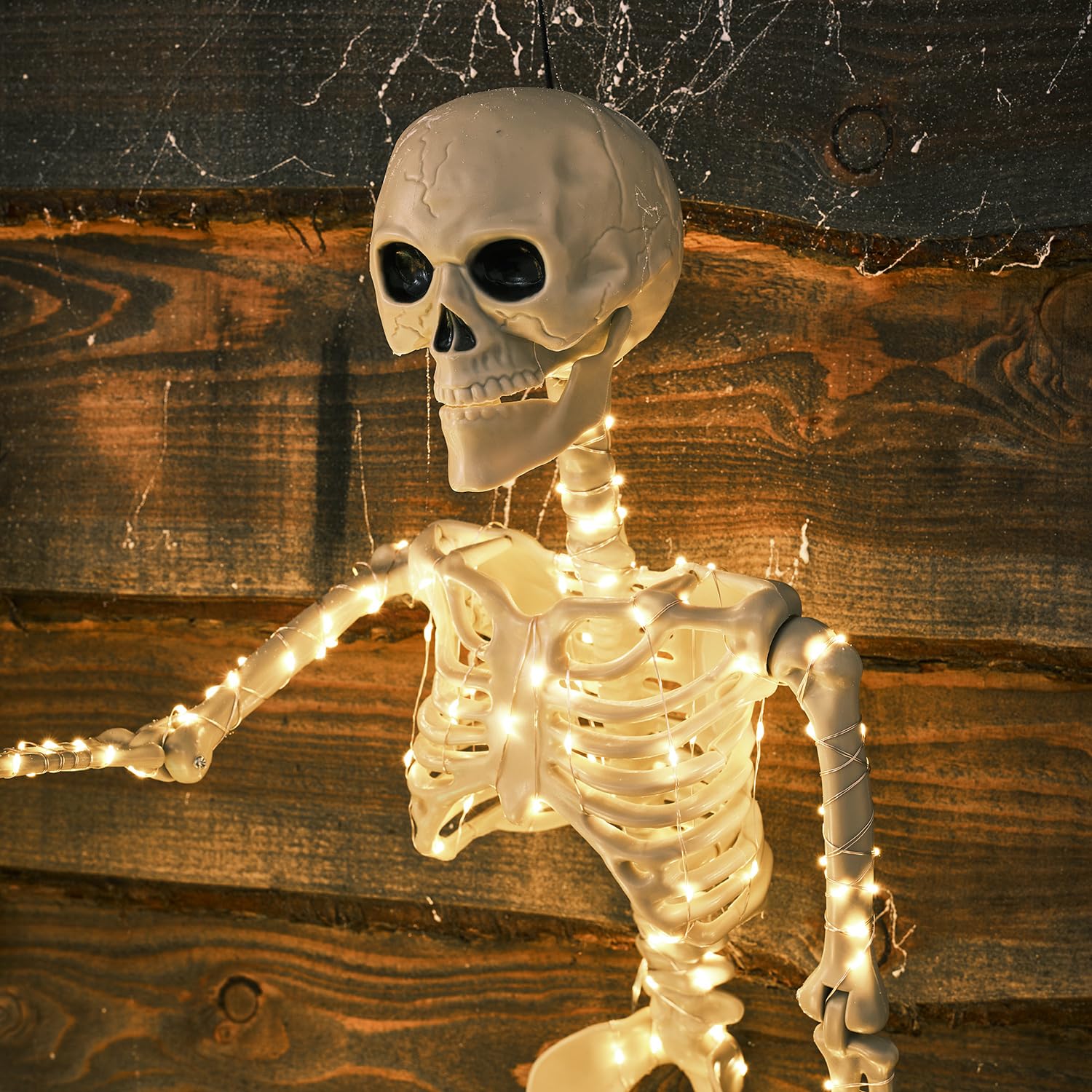Lights4fun LED Skelett “Damien” – Batteriebetriebene Halloween Garten- & Außendeko mit 300 warmweißen LEDs – für Innen & geschützte Außenbereiche – 90 cm