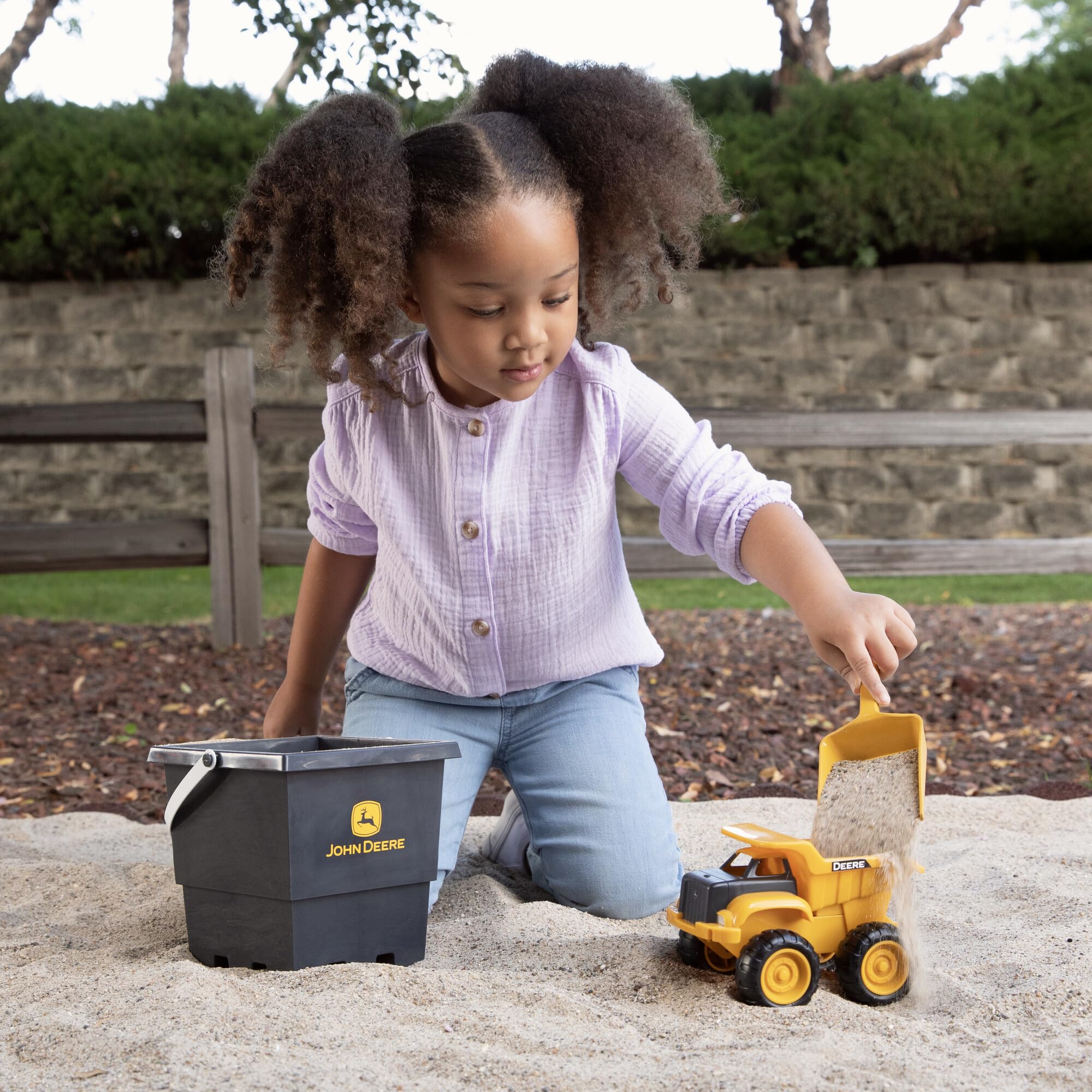 John Deere Sandbox Lot de 3 jouets pour camion à benne basculante, cuve et pelle, jouets d'extérieur et jouets de construction pour petits enfants Jaune