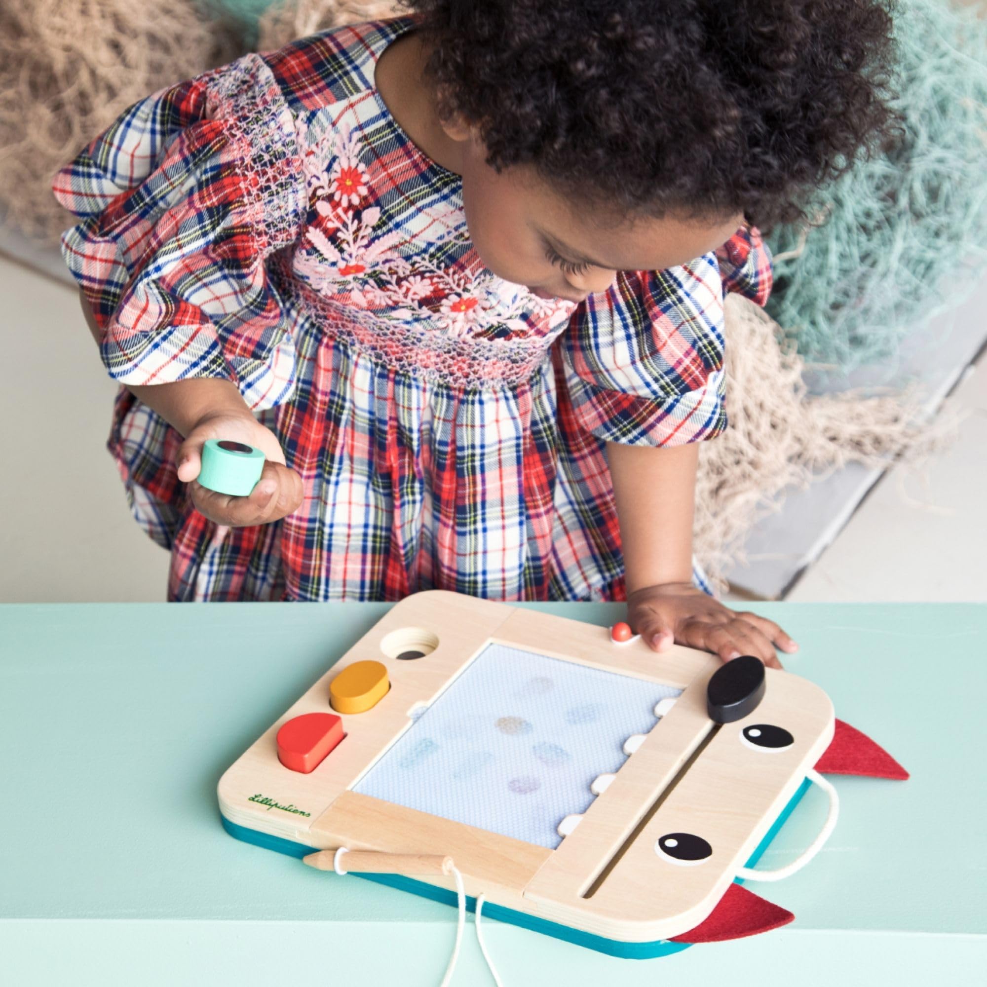 LILLIPUTIENS - Ardoise Magique Louis - Jouet d’activité intéractif pour Enfants avec tampons géométriques, Cartes de Jeux et Crayon en Bois - Stimulation créative et éducative - dès 18 Mois - 83473