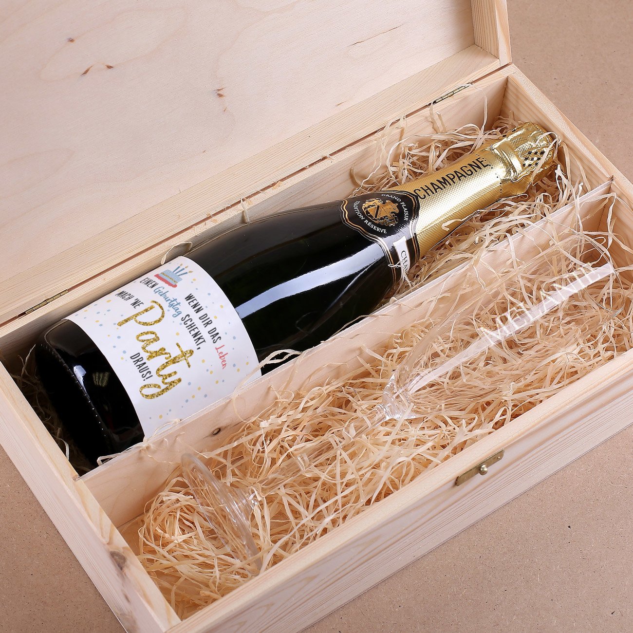 Herz & Heim® Champagner Geschenkset Grand Plaisir Tradition Réserve mit graviertem Sektglas in edler Holzverpackung