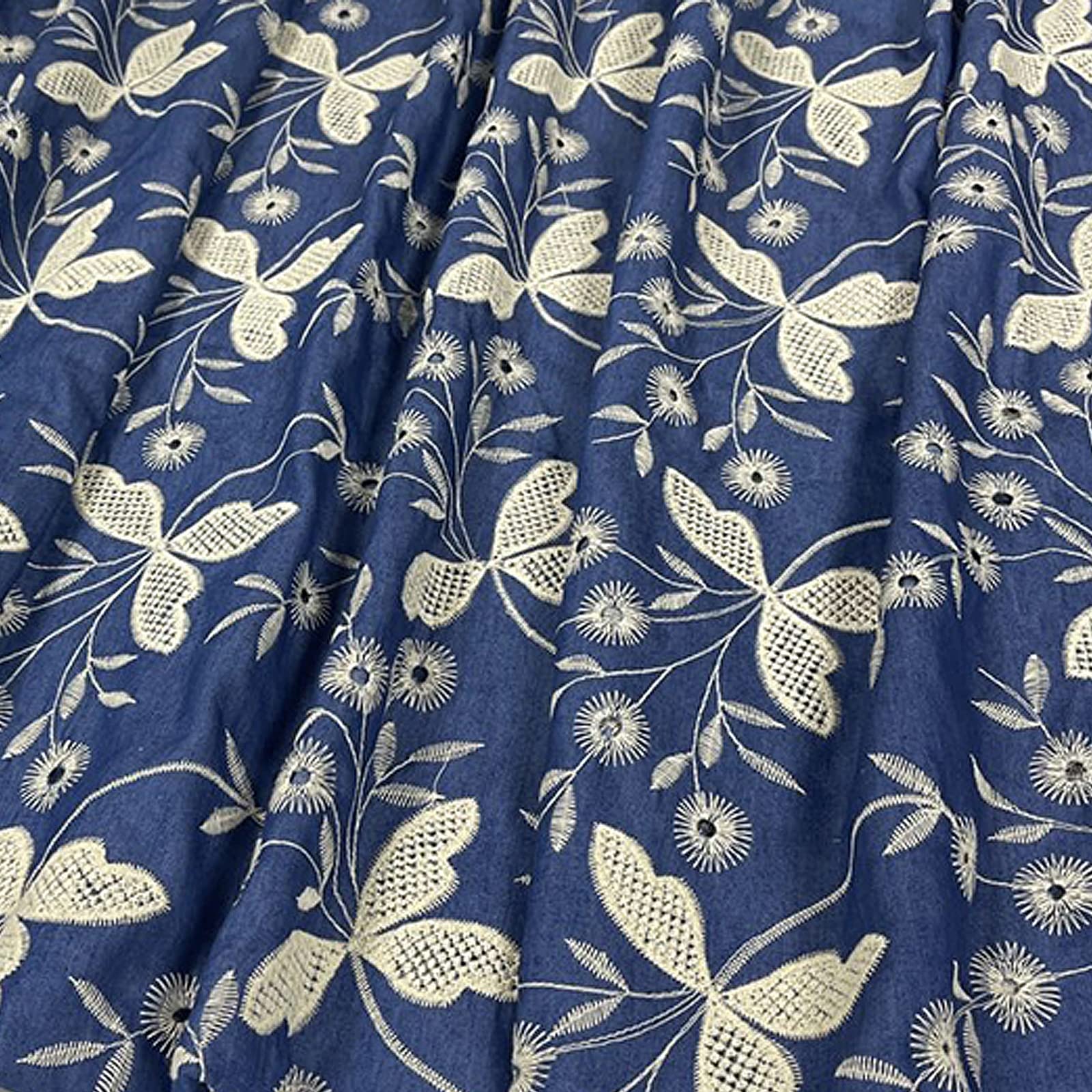 Tissu denim délavé brodé pour coudre une garde-robe printanière moderne