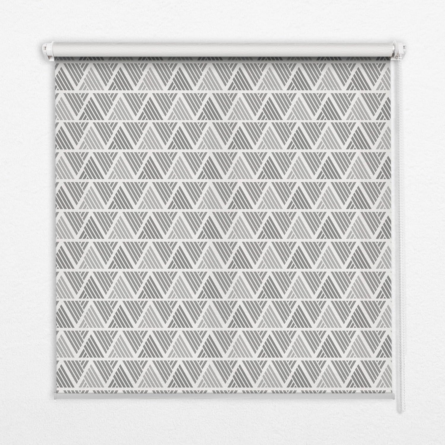 Store enrouleur perméable 50x50cm triangles rayés pour tamiser la lumière sans perdre la clarté