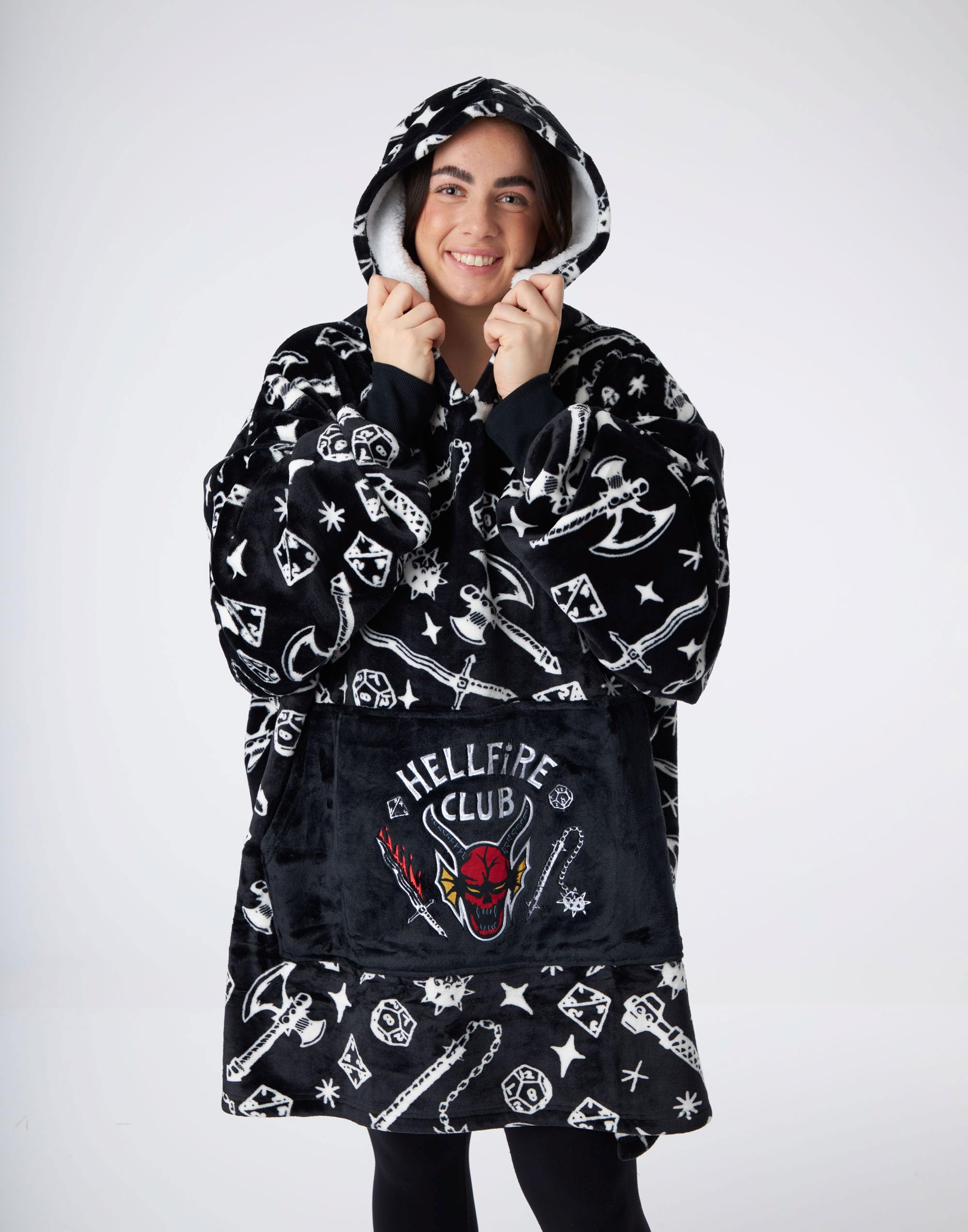 Stranger Things Sudadera con Capucha de Manta portátil para Adultos | Ropa de Estar por casa Negro de Gran tamaño para Hombre y Mujer | Hellfire Club | Traje de Pijama Serie Netflix Mercancía Regalo