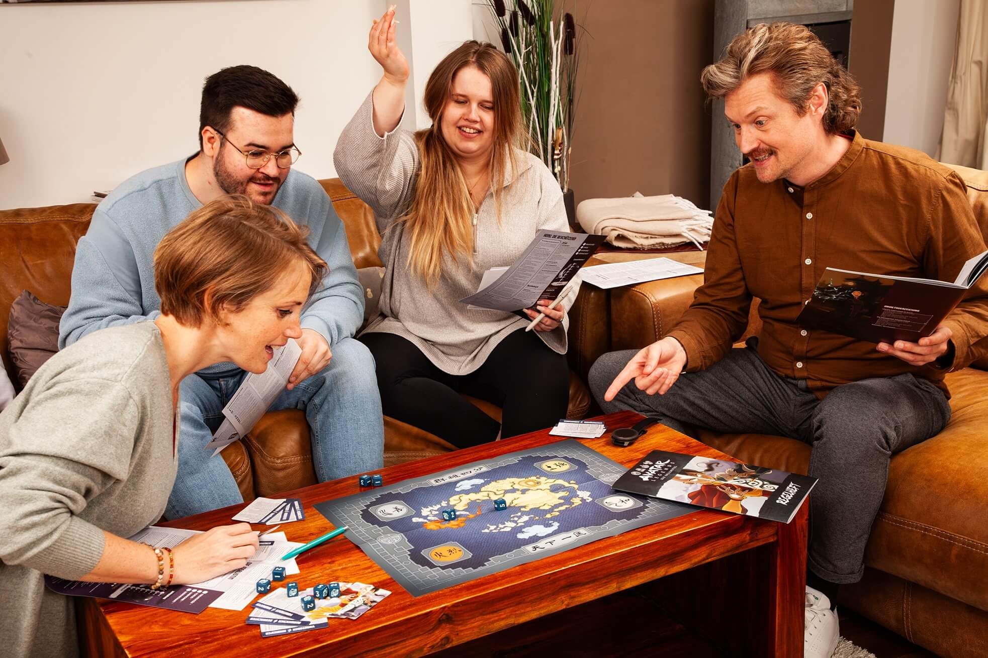 Pegasus Spiele 48110G - Avatar Legends - Le Jeu de rôle : boîte d'entrée de Gamme, Rouge, Bleu, Vert, Jaune