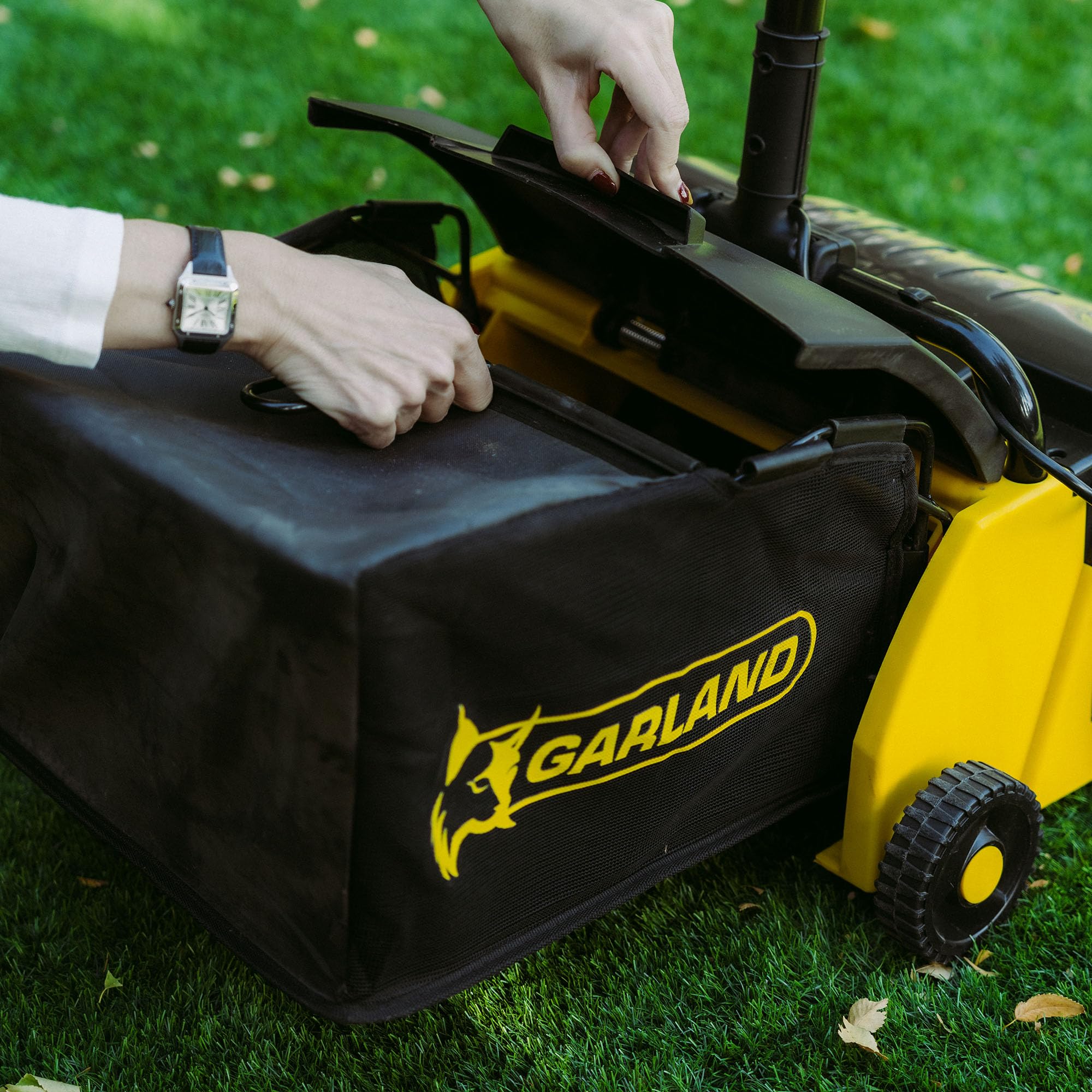 Garland Roll&Comb 202E-V24 – Balayeuse électrique 1 400 W pour Gazon synthétique – Brosseuse légère avec Sac de 30 L, Largeur 30 cm, Guidon oscillant, Hauteur réglable