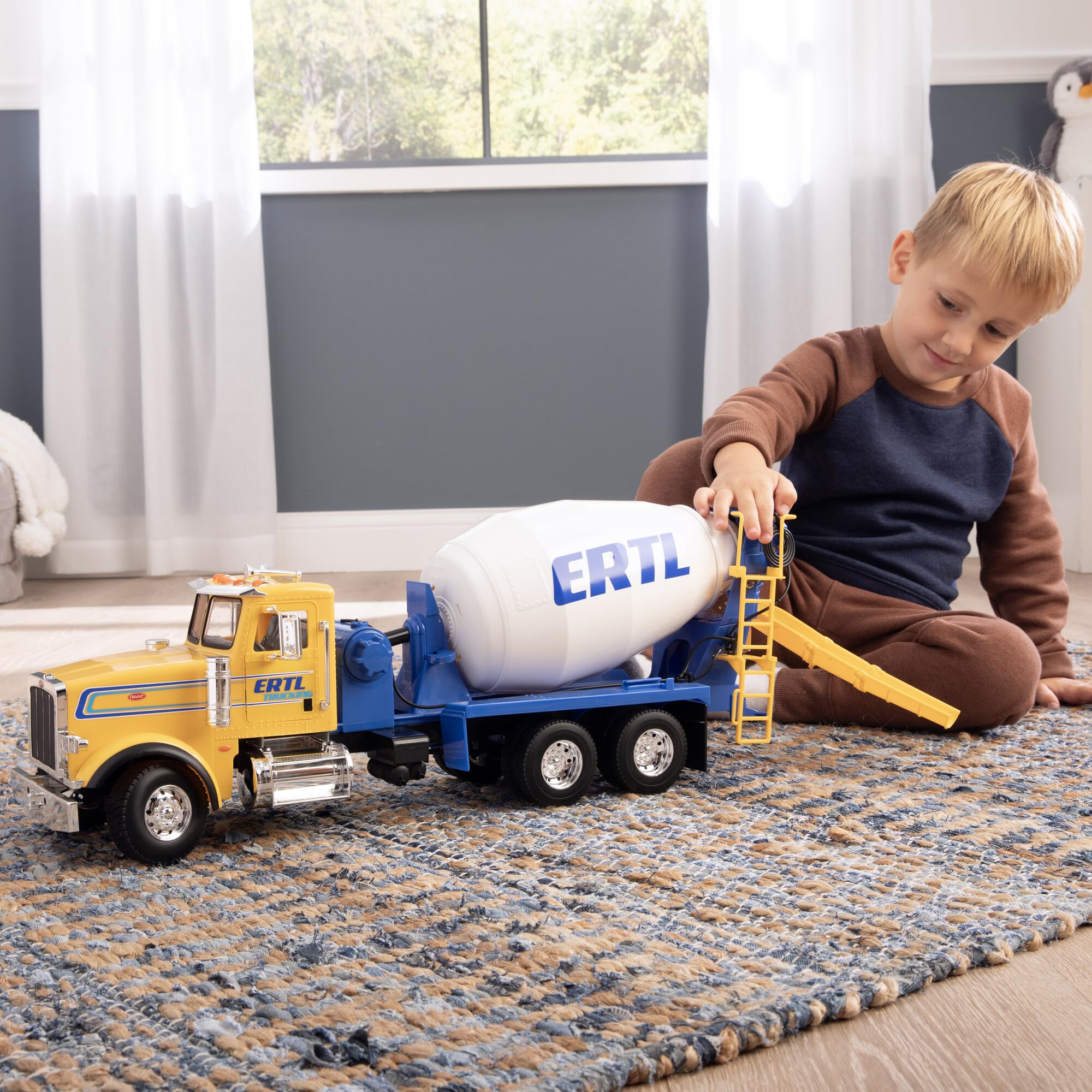 Amazon.com: Tomy Corp. 1:16 Big Farm Peterbilt Semi with Cement
