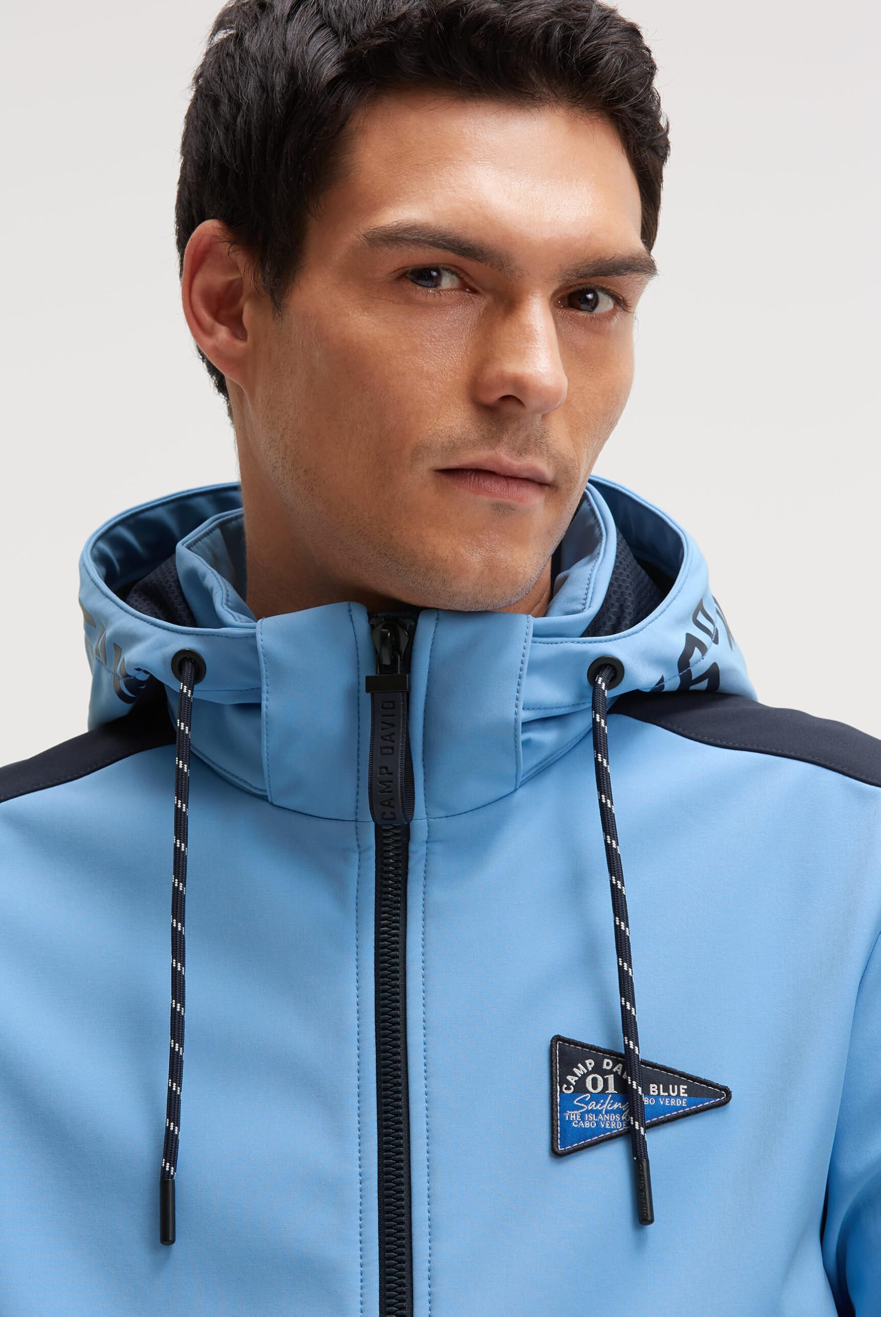 Camp David Herren Softshelljacke mit abtrennbarer Logo-Kapuze