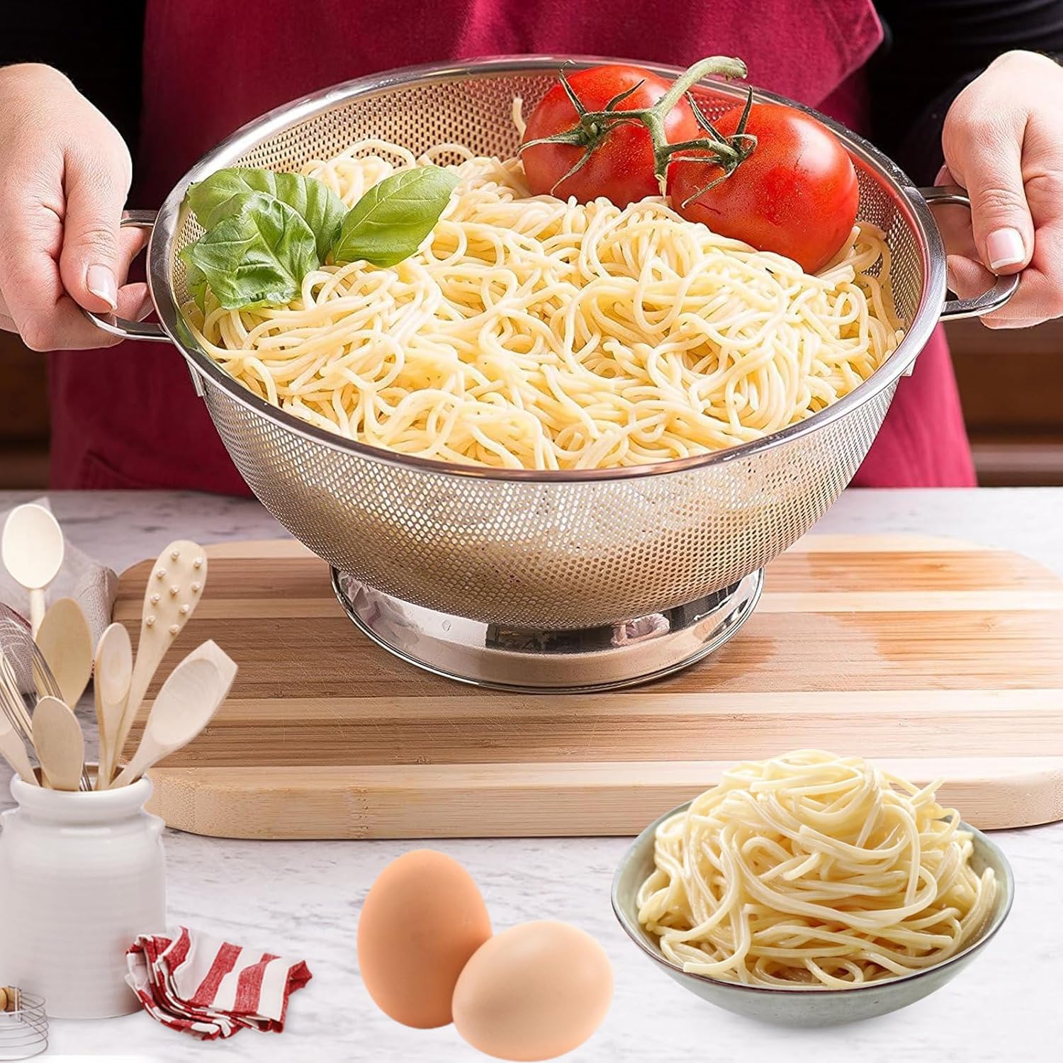 Scolapasta Microforato in Acciaio Inox Ø 28,5 cm Filtro Professionale con Manici Heavy Duty e Autodrenante Solido Anello Base Scolapasta per Quinoa, Cereali, Riso, Frutta, Verdura e Pasta
