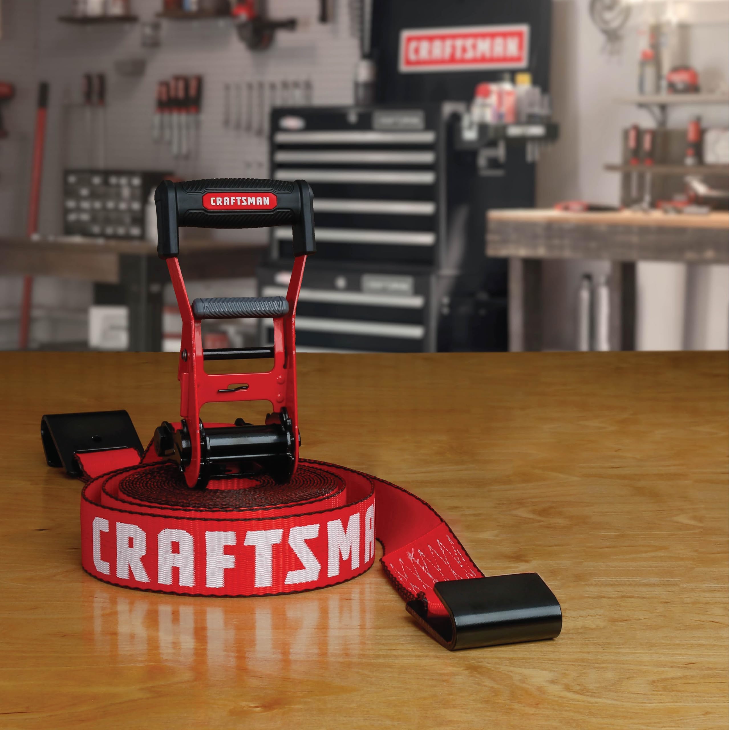 CRAFTSMAN CMXAZBS10000F Sangle d'arrimage à cliquet de 5,1 cm x 8,6 m avec Crochet Plat – Robuste/résistante à la Rupture de 4,5 kg, Noir/Rouge