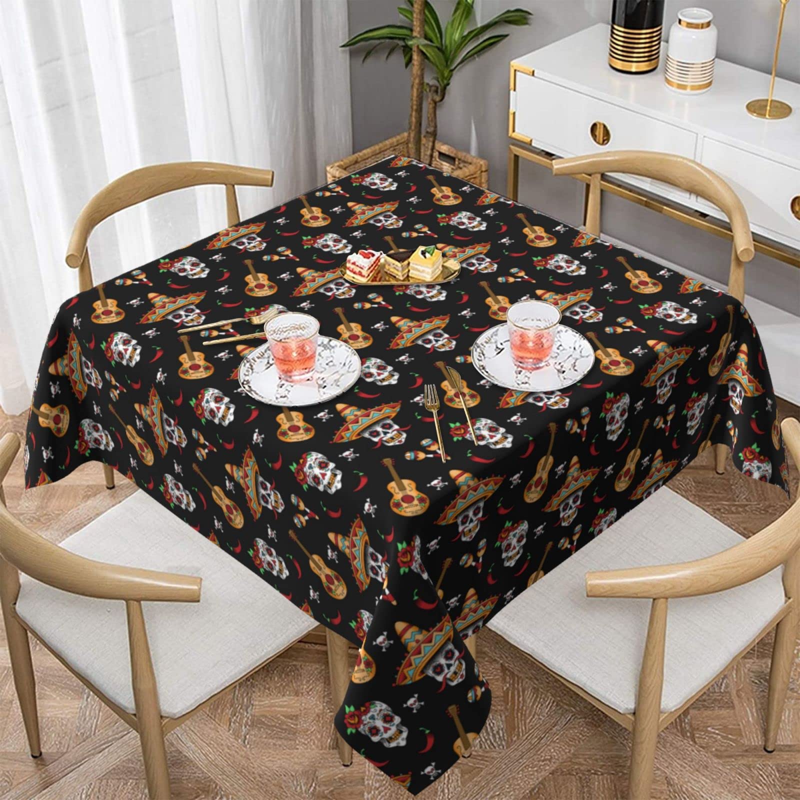 Nappe carrée tête de mort en sucre lavable et résistante à l'eau pour habiller vos tables de fête