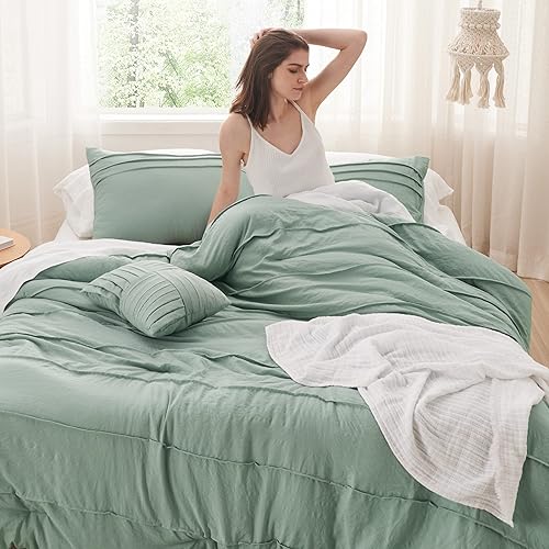 Bedsure Juego de edredón tamaño King de 4 piezas de color verde salvia, juego de cama plisado de plumón alternativo para todas las estaciones,