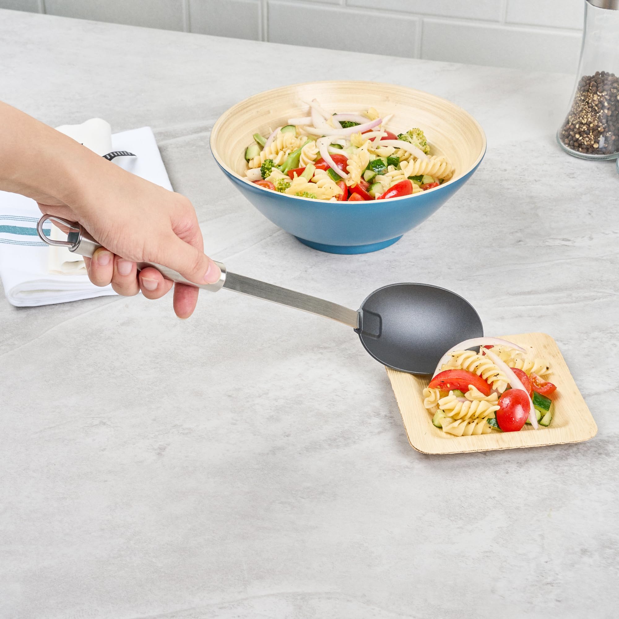 Restaurantware - Cuchara estándar alemana, 1 cuchara de servir sólida de alta resistencia, mango ergonómico de acero inoxidable, lavavajillas, cuchara de servir de nailon negro, para eventos de