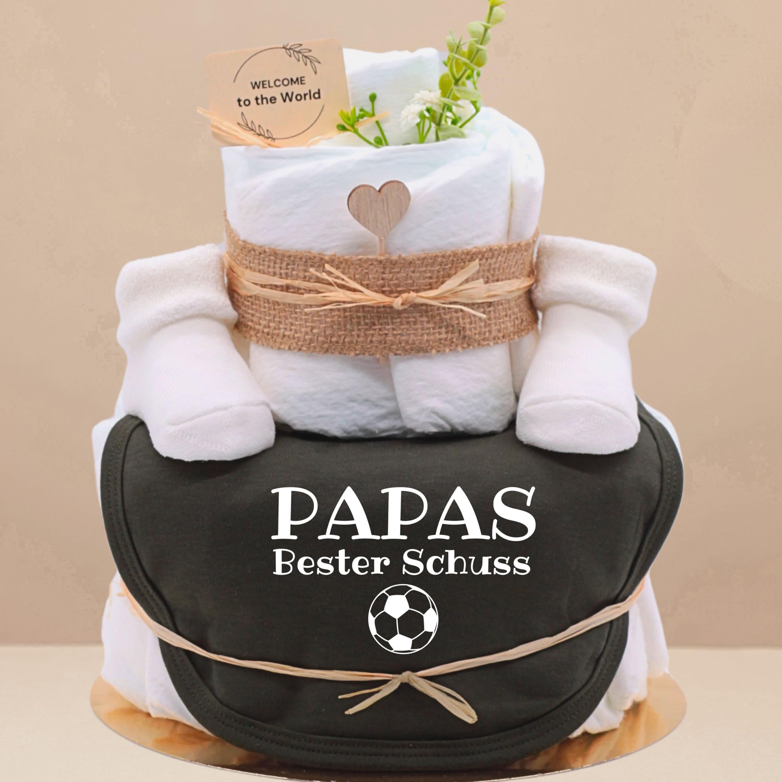 Trend Mama® | Windeltorte | dark oliv grün | Spruch wählbar | 27 Windeln,Lätzchen, Kuschelsocken |Geschenk Geburt (Design| Fussball- Papas bester Schuss)