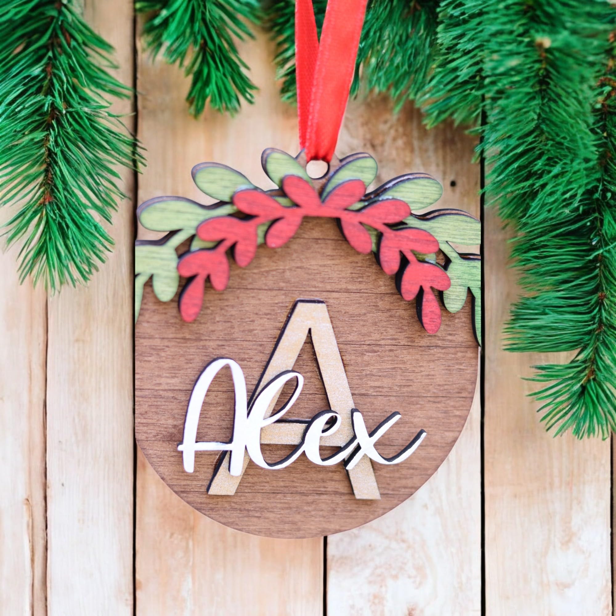 Personalisierte Weihnachtsdekoration aus Holz: individueller Name, handbemalt (6)