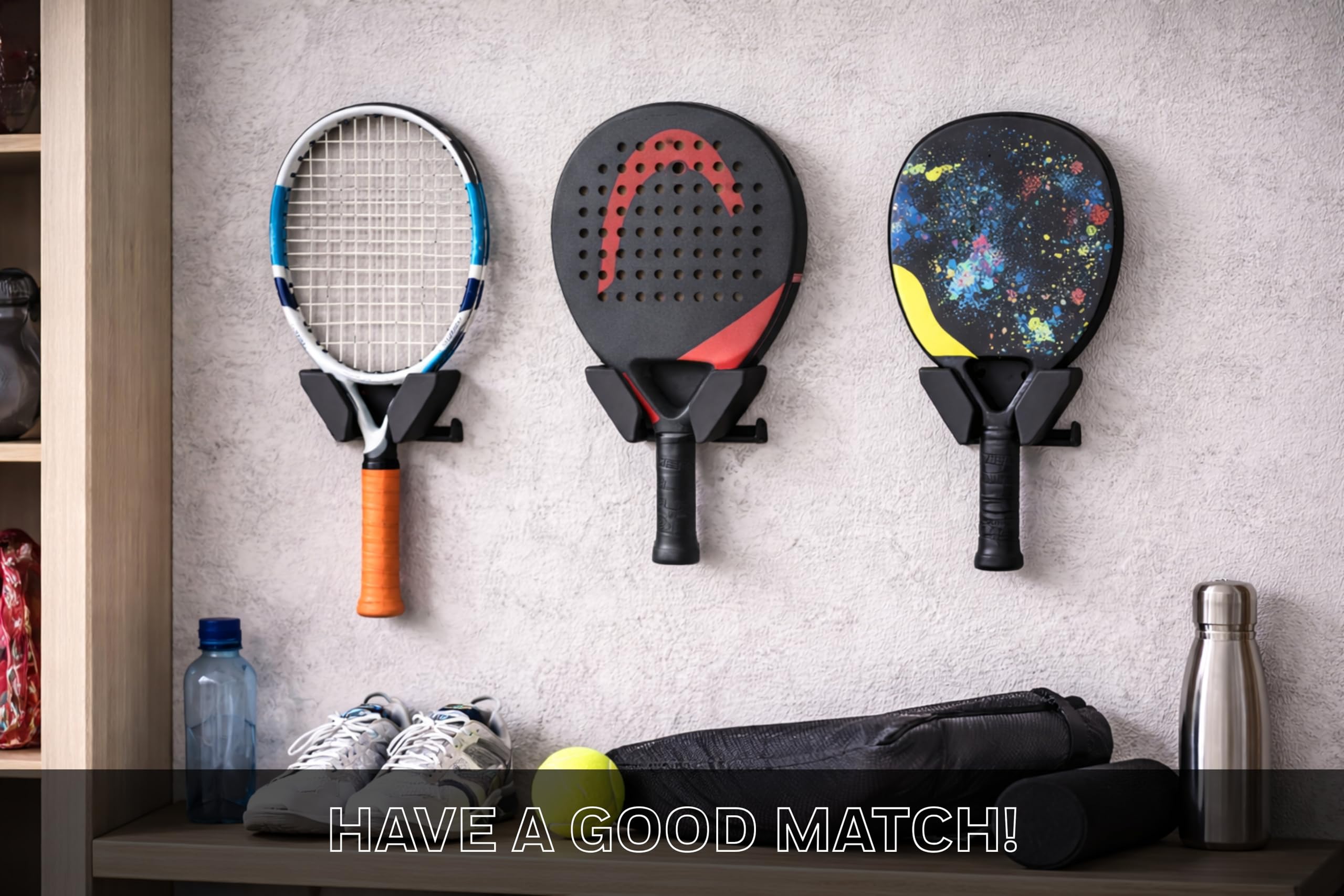 Support mural pour raquette de padel et tennis – Porte raquette murale confortable et anti-rayures – Convient à toutes les raquettes standard – Gain de place résistant avec vis et chevilles
