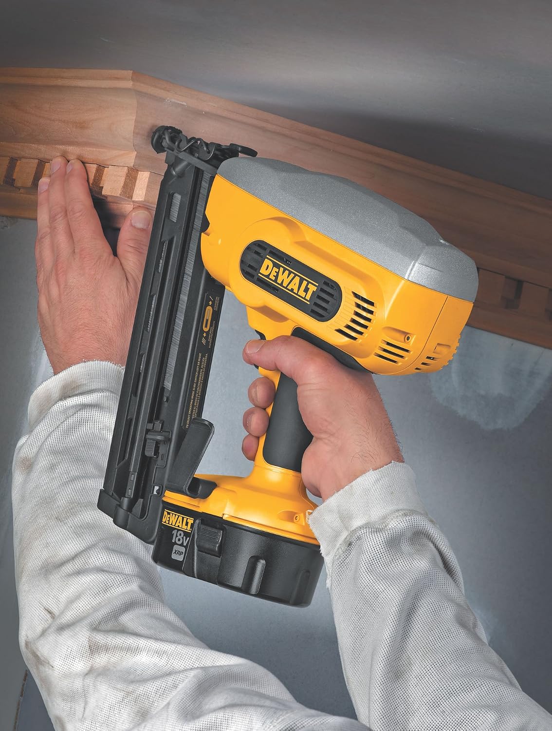 DEWALT DC618K XRP 18-Volt Cordless 1-1/4 Inch - 2-1/2 Inch 16 Gauge 20 Degree Angled Finish Nailer Kit