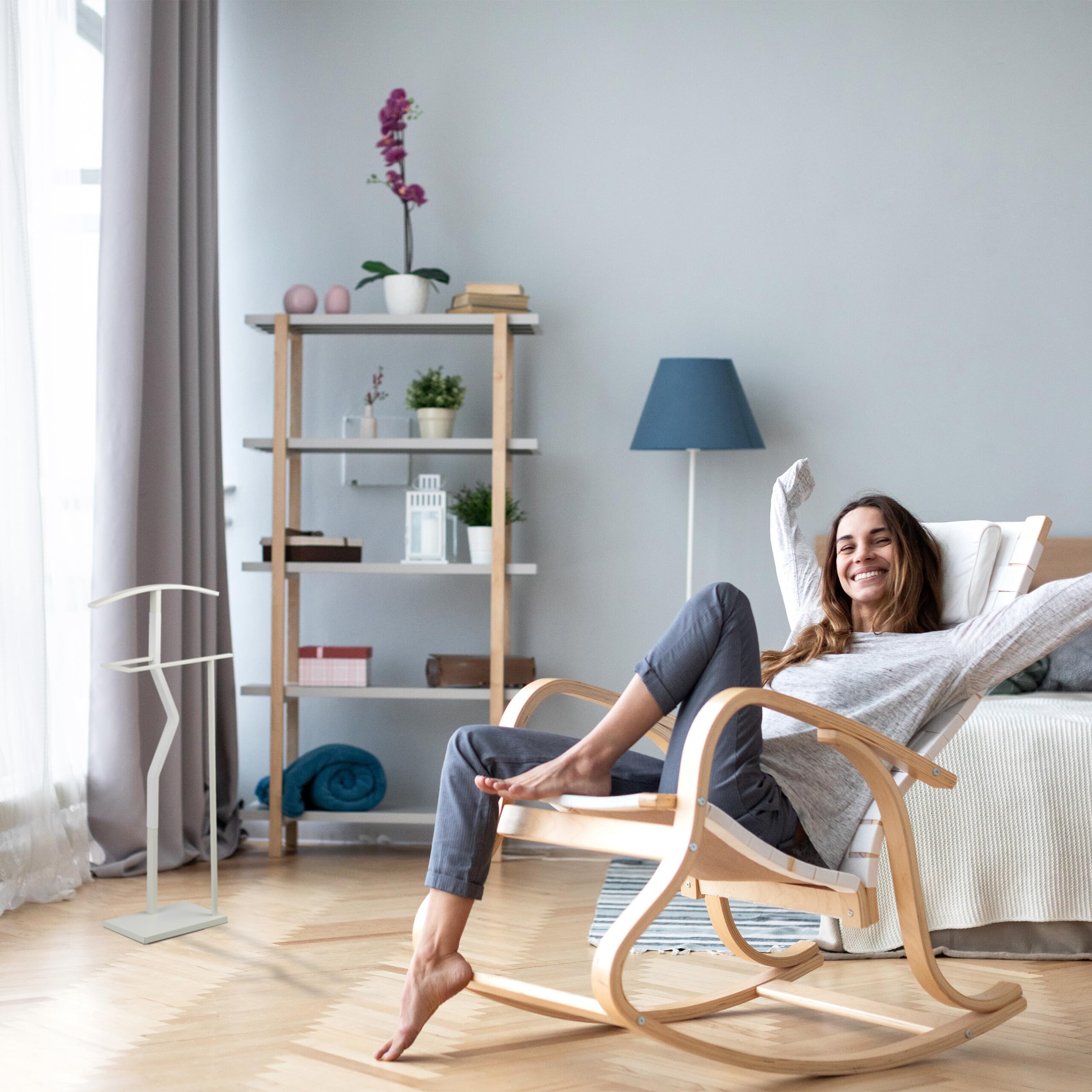 Relaxdays Servo Muto da Camera, Appendiabiti da Terra per Giacca e Pantalone 107 x 48 x 20 cm, in Acciaio e MDF, Bianco