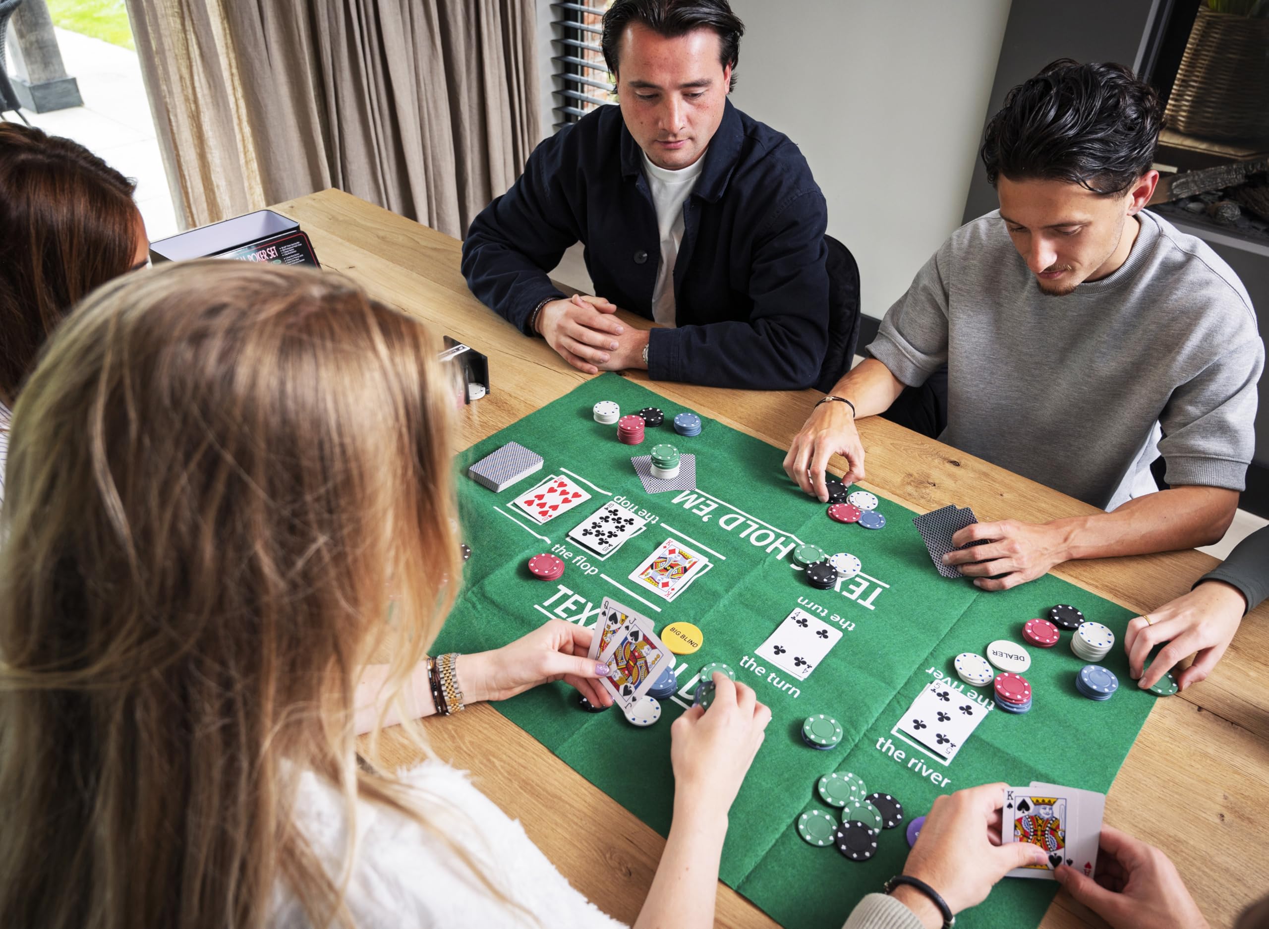 Coffret Poker 200 Jetons avec Tapis et Cartes - 320900 | Kit poker complet avec tapis, 200 jetons de poker 4 g, 2 jeux de cartes, boutons croupier, blindes et règles Texas Hold’em
