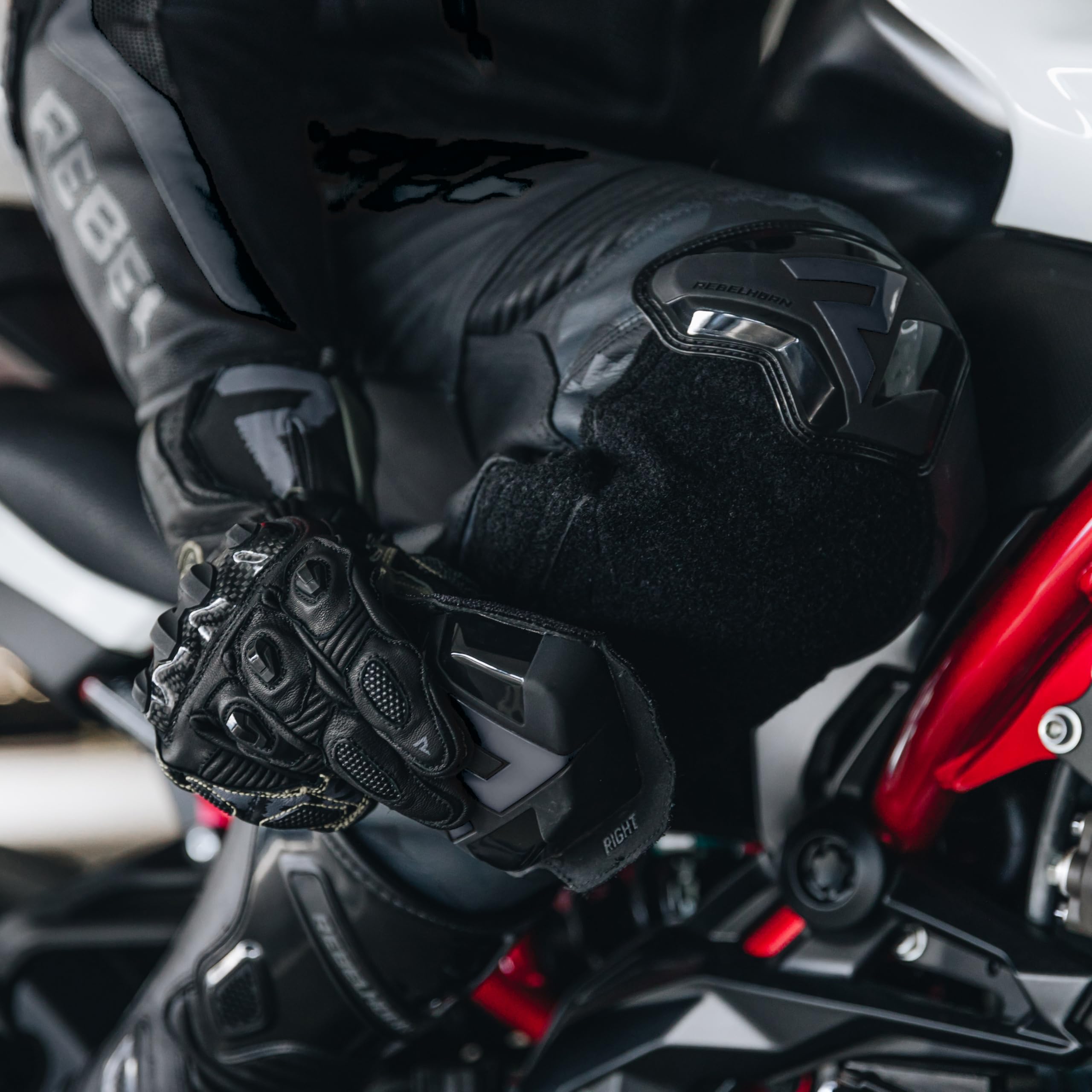 REBELHORN Rebel Pantaloni da Moto Uomo | Pelle | Protezioni per Ginocchia, Fianchi e Coccige | Slider Ginocchio Intercambiabili | Pannelli Forati | Taglie Fino alla 58