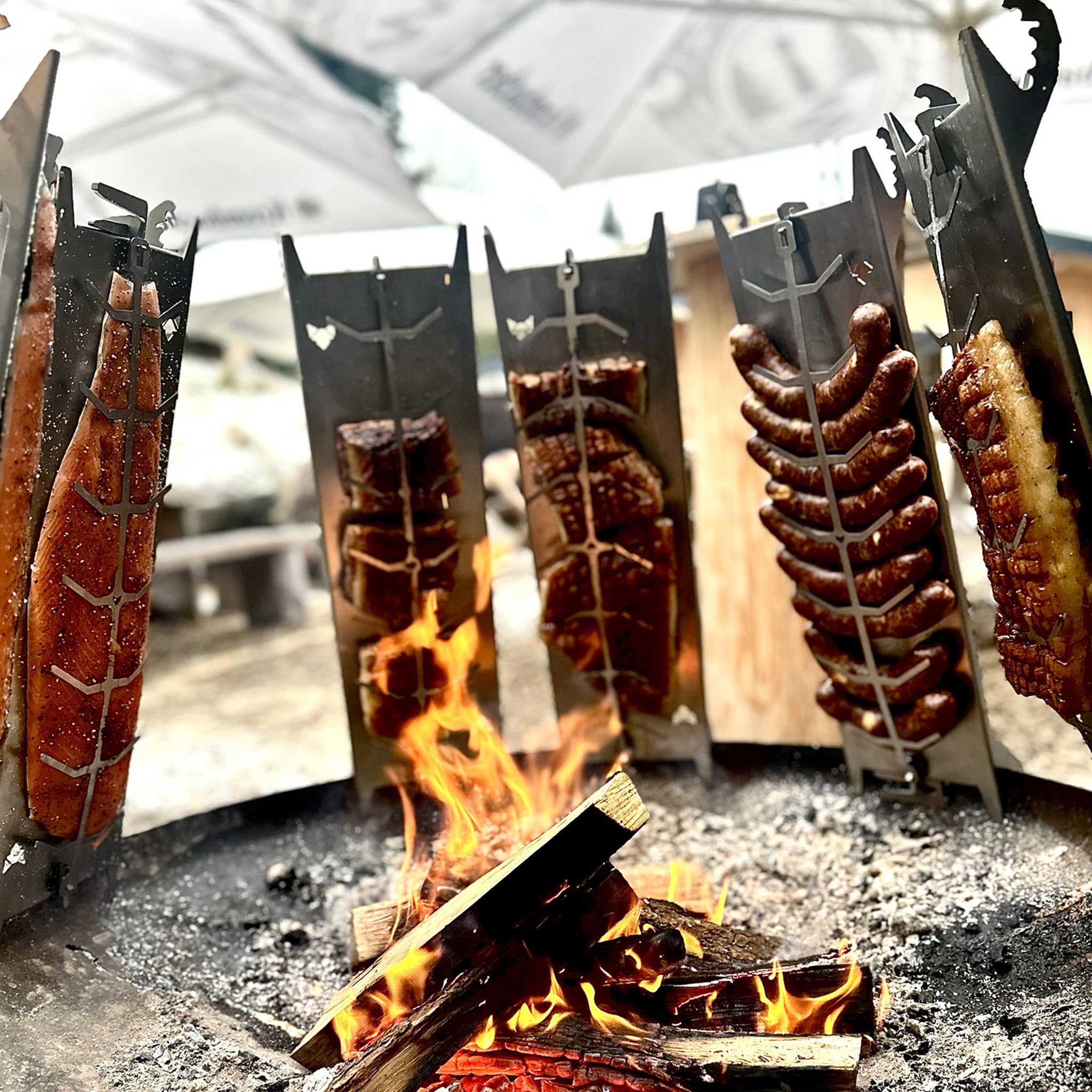 FENNEK Edelstahl Flammlachshalter für Feuerschalen & Kugelgrills | mit speziellem Spannmechanismus- Keine Schrauben nötig | 180° drehbar | Perfekte Alternative zum Flammlachsbrett | Made in Germany