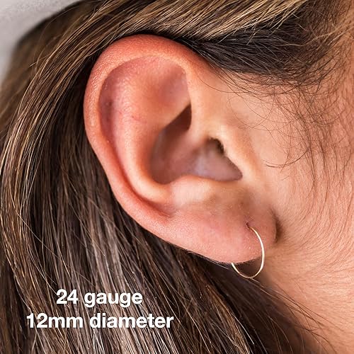 Miniatura 2 de Aros pequeños con relleno de oro amarillo de 14 quilates de 0.472 in, finos, calibre 24, hipoalergénicos, minimalistas, perfectos para orejas