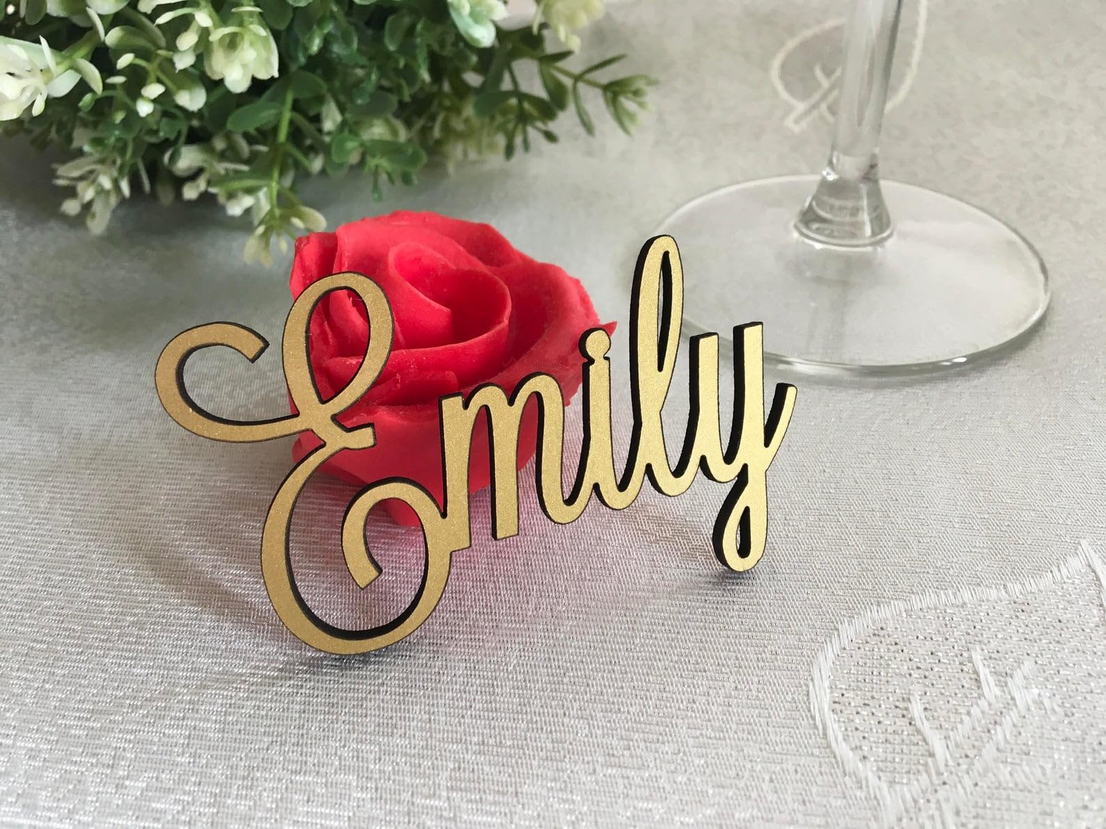 Hochzeits-Tischkarten - Platzkarten, Namensschilder, Name für Hochzeit Deko, Namensschriftzug aus Acryl - Personalisierte Namenskarten aus Holz und Acryl in Vielen Farben (100 Stück)