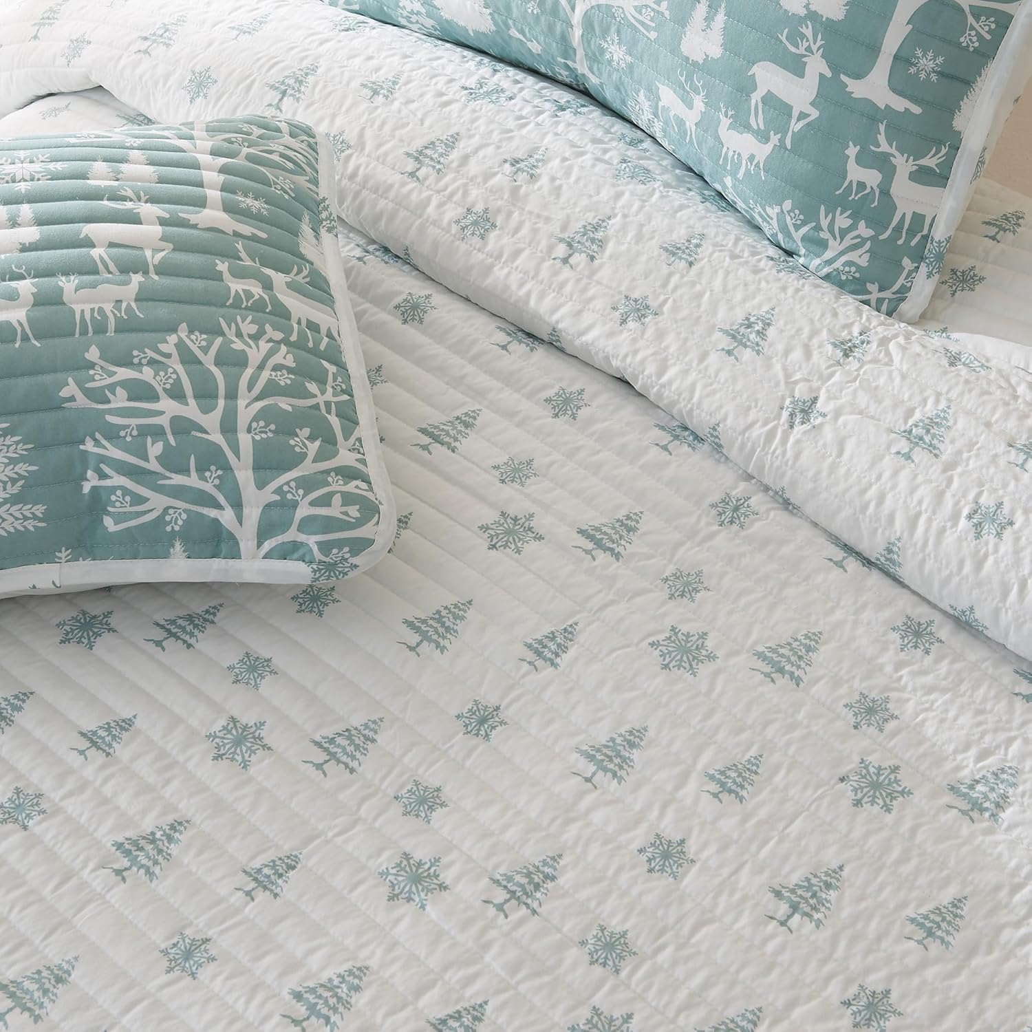 Great Bay Home Twin/Twin XL Blue Winter Forest Quilt Set with Sham - Reversible Bedspread Coverlet with Versatile Holiday Pattern Bedding Set (Includes 1 Quilt, 1 Pillow Sham).