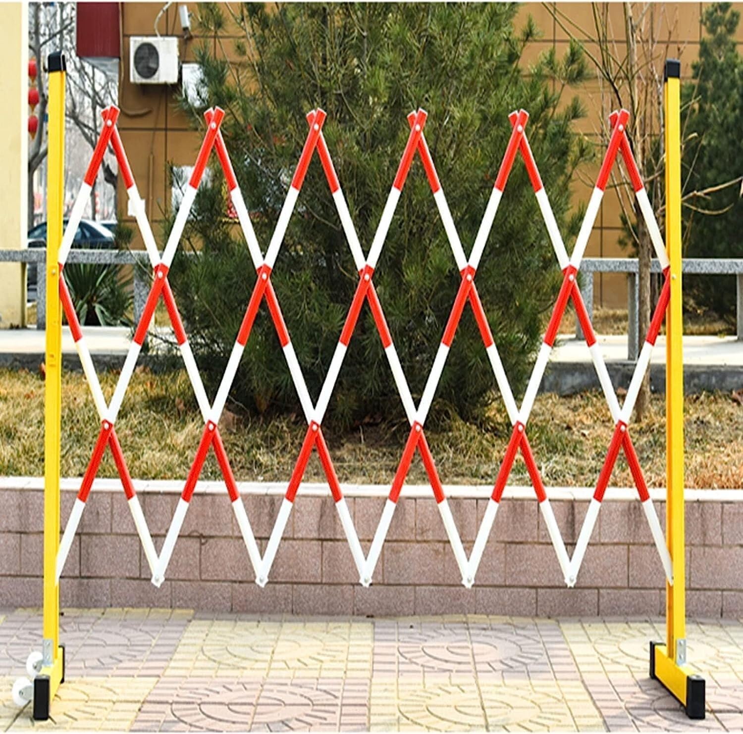 Barrière de circulation rétractable et portable jaune pour balisage de chantier
