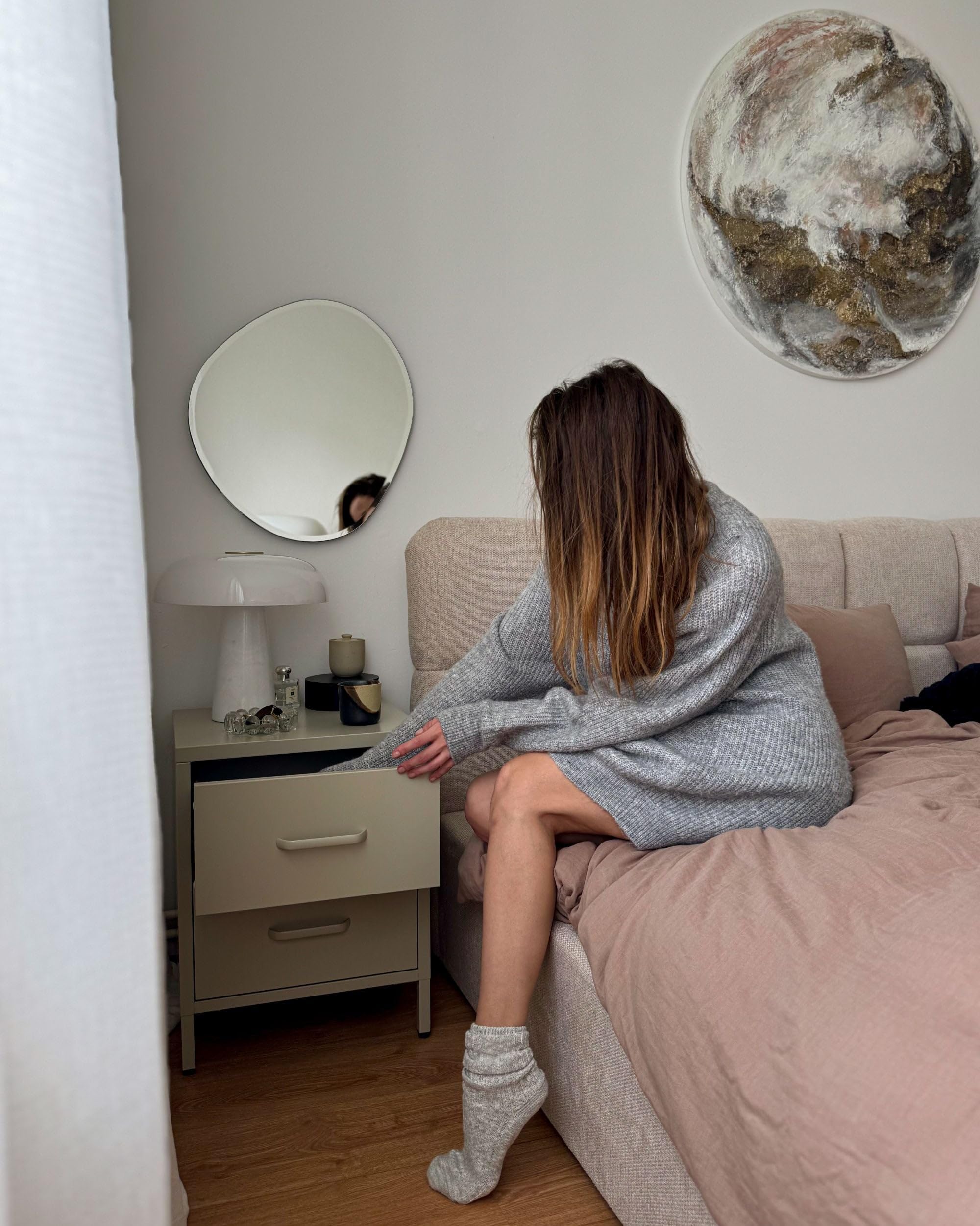 Beliani Comodino moderno in metallo beige chiaro con maniglie e 2 cassetti