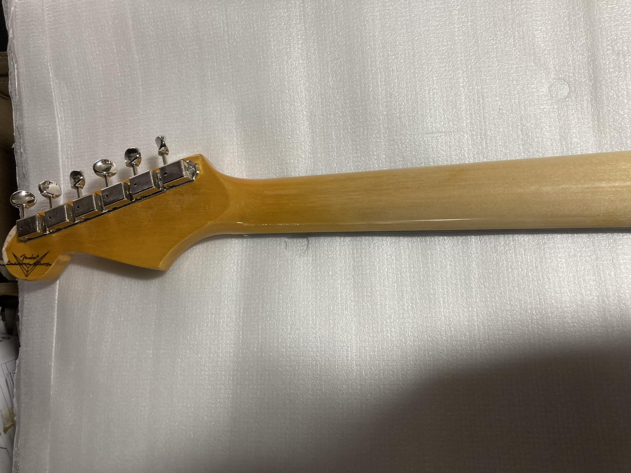 Niestandardowa 4-strunowa gitara basowa Sunburst z korpusem lipy, chromowanym osprzętem i błyszczącym wykończeniem