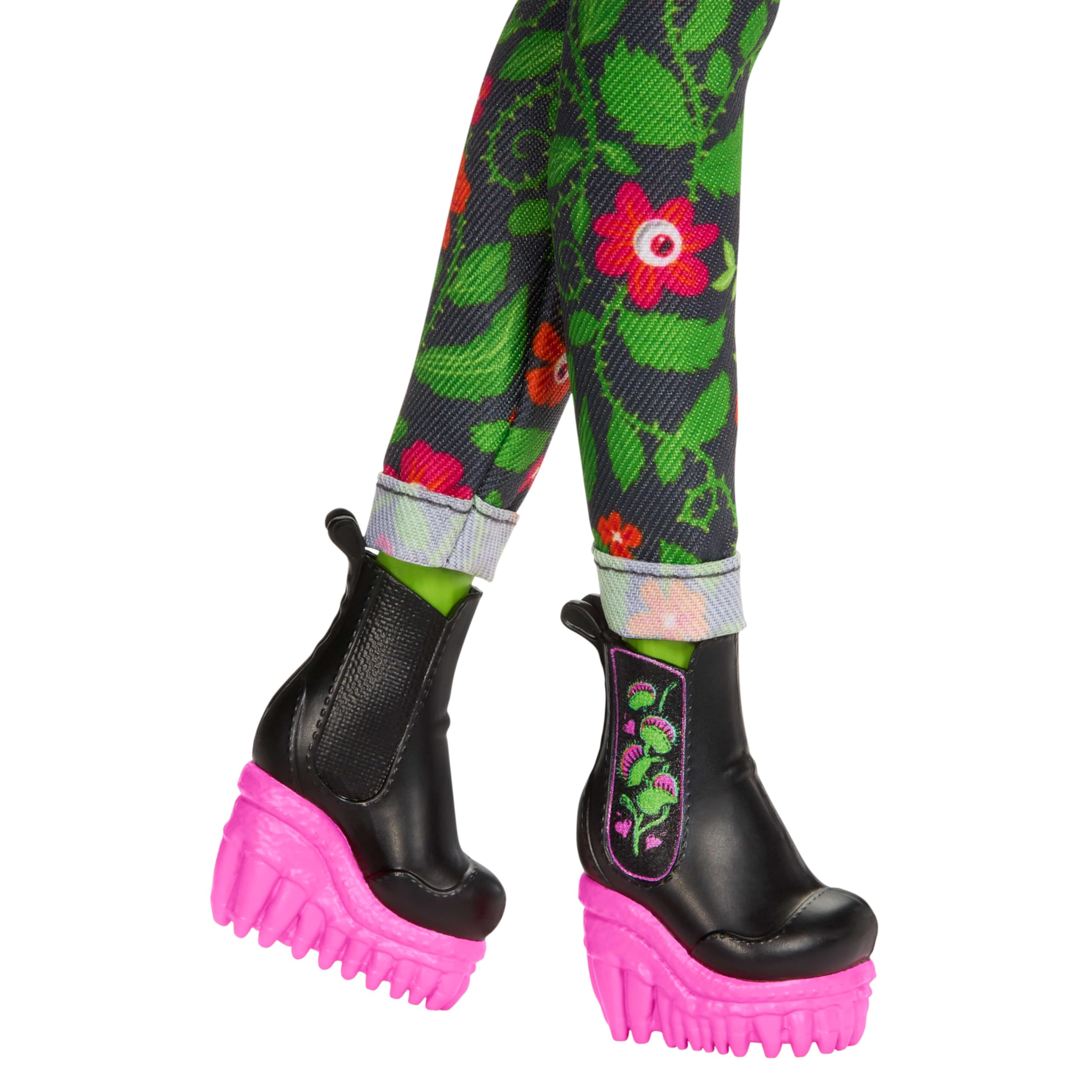 Monster High Diario monstruoso Venus McFlytrap Conjunto de muñeca y accesorios con temática del club de jardinería horripilante con una chaqueta de estilo universitario, JDR59