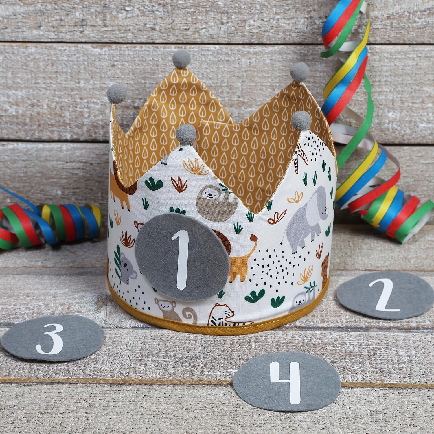 Pack Cumpleaños Infantil Personalizado - Incluye Corona, Camiseta Temática y Topper decorativo para Tarta - Decoración para Fiesta de Niños. Modelo Wild life. (Camiseta talla 1 año, Manga Corta)