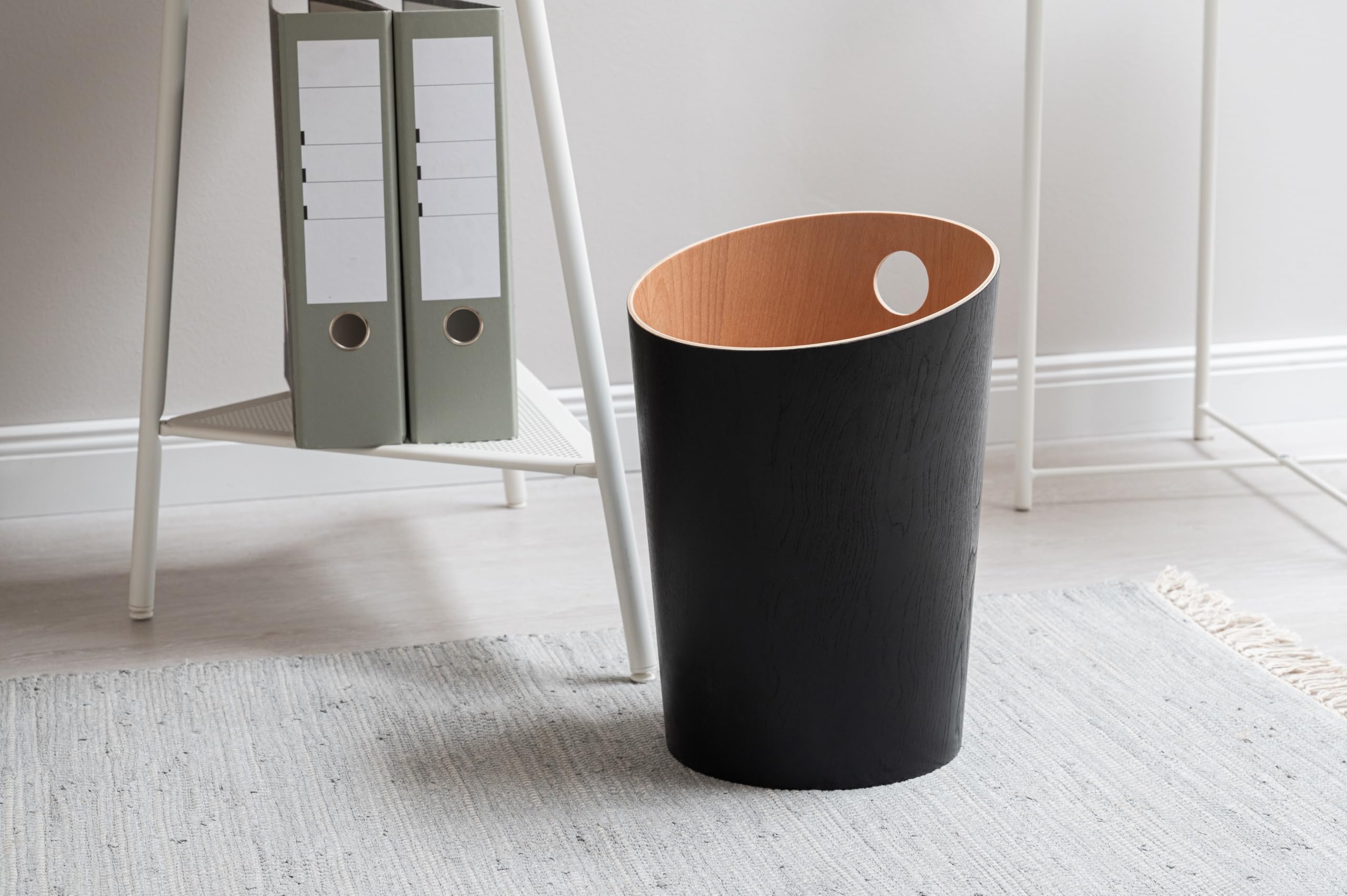 Kazai. Design-Papierkorb 'Bennet' | Einzigartiges Design für Büro, Schlafzimmer, Kinderzimmer u.m. | Mülleimer aus Echtholz-Veneer | Schwarz