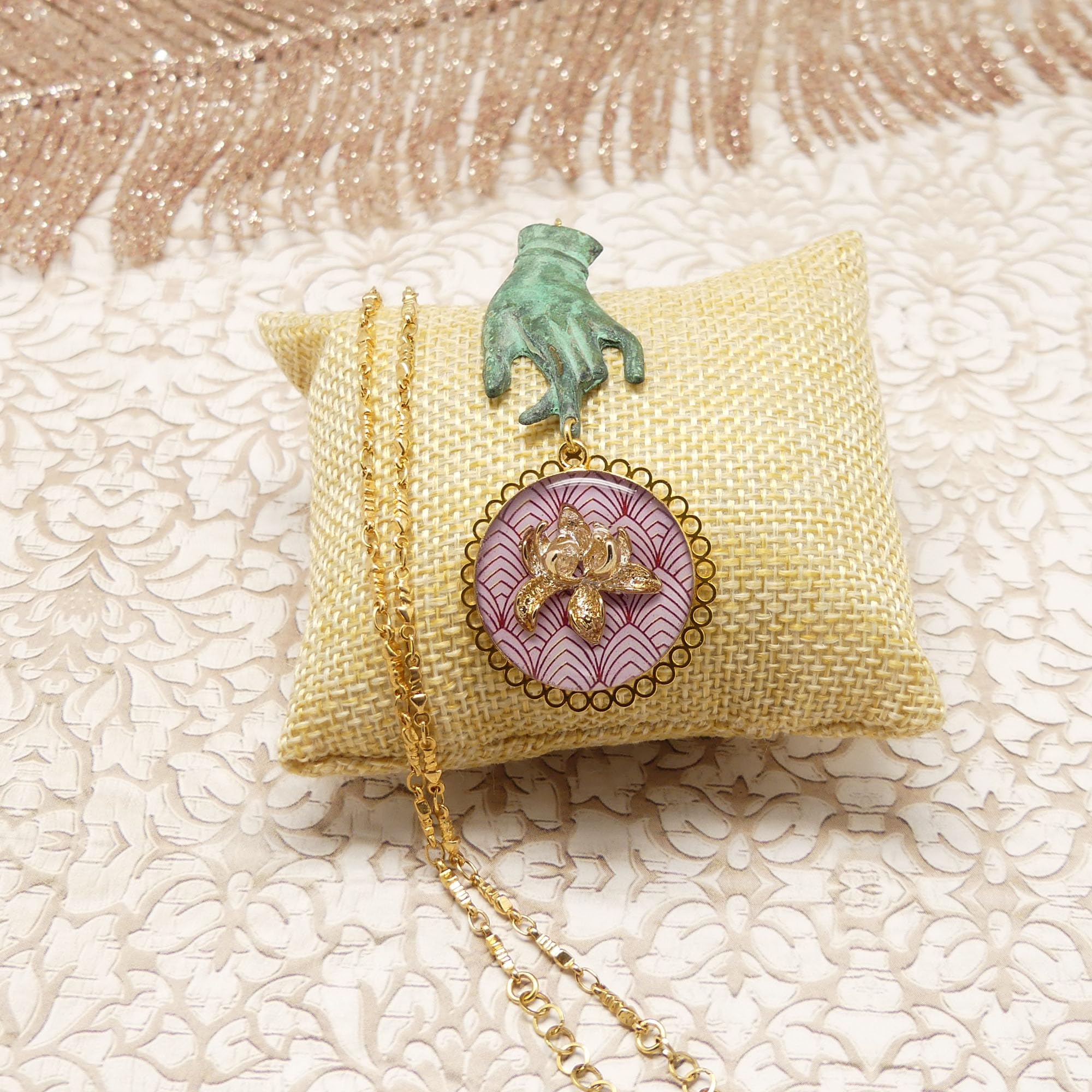 Collana lunga con catene in ottone dorato, pendente fiore in resina, pezzo unico