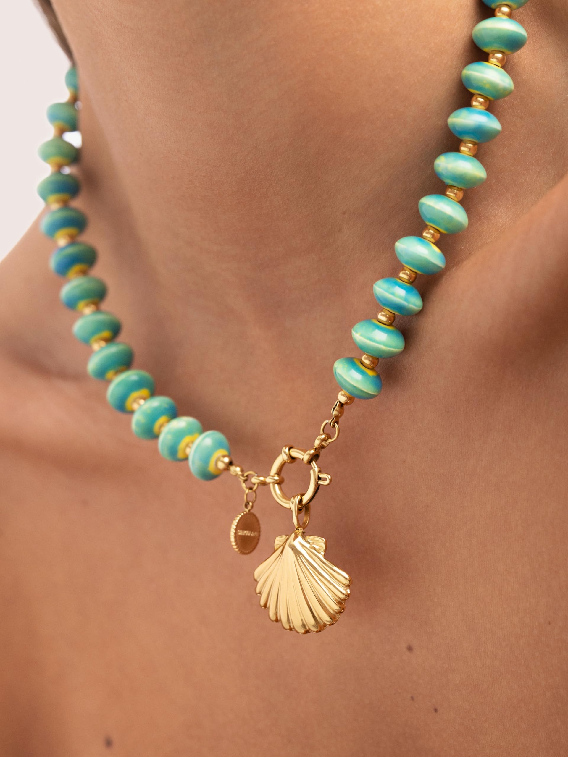 SINGULARU - Naszyjnik Shelly. Stal mit Pozłacany złotem 18K und Ceramika. Schmuck für Damen.