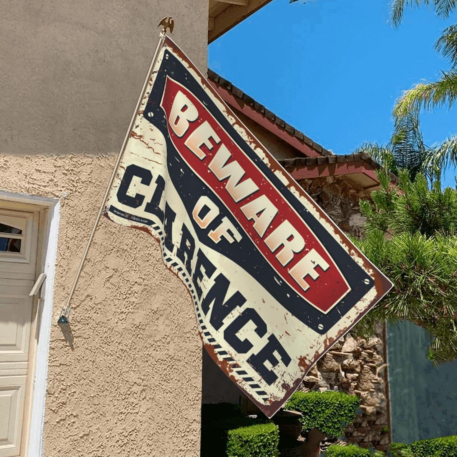 Man Cave デコレーション Beware of Clarenceフラッグ クールフラッグ ルームガイマーキングフラッグ(サイズ