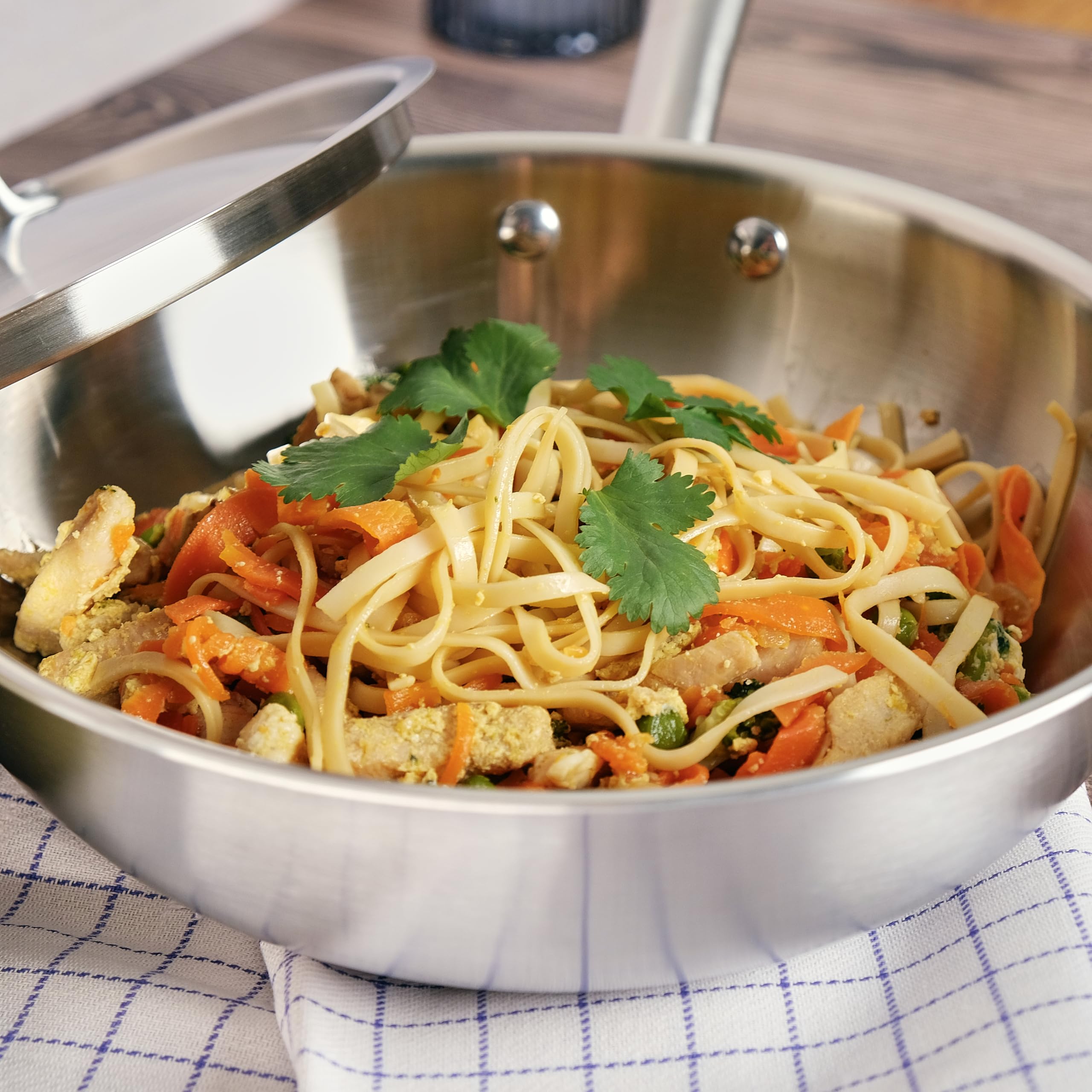 KAMBERG - Wok Ø28 cm en Acier Inoxydable 18/10 Triply - Sans PFAS - Couvercle inclus - Tous feux dont induction et four - 0008281, Gris