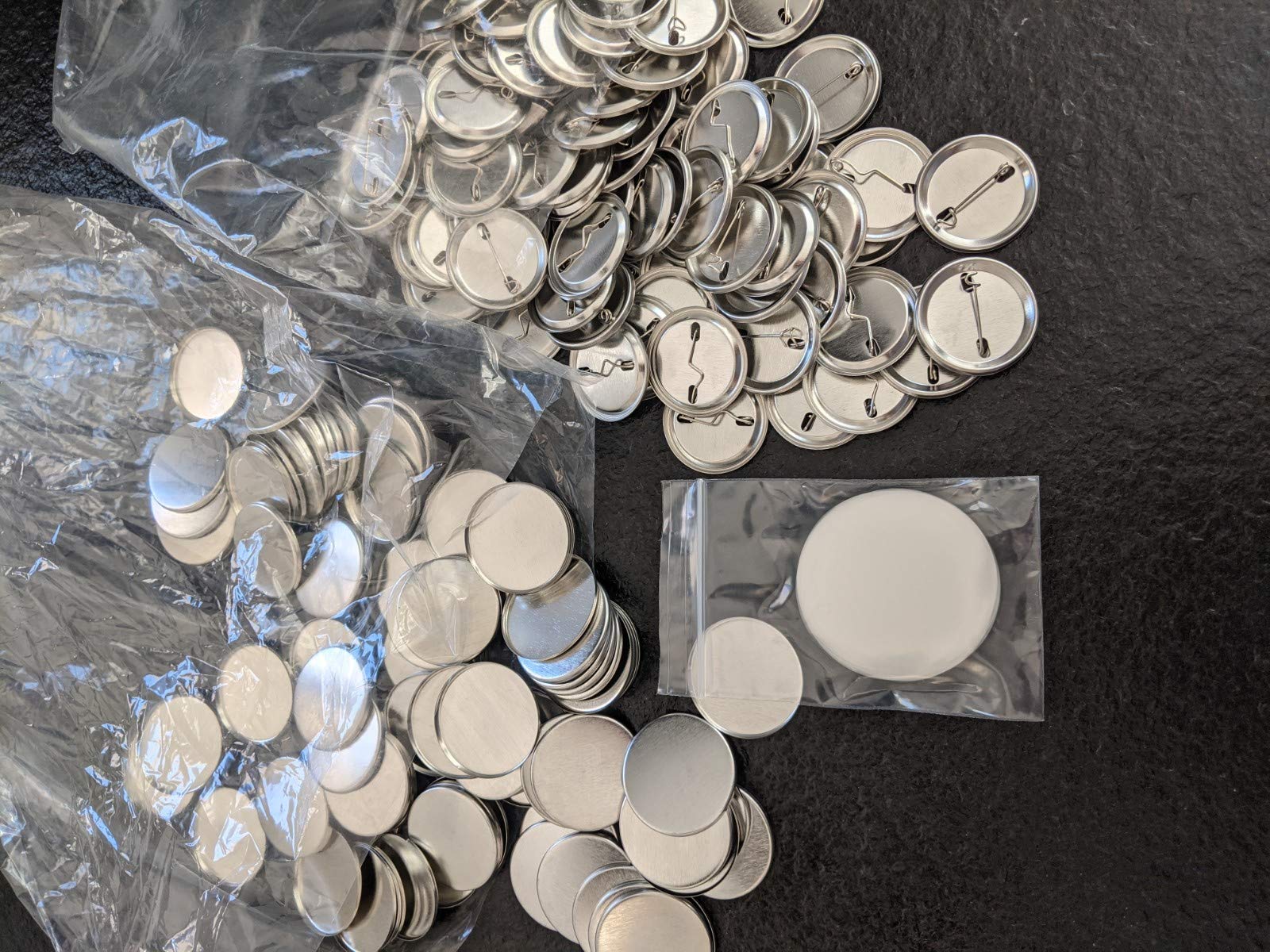 100 Consumibles Chapas para Hacer con Alfiler 38 mm y Plástico Protector para Máquinas B150 F300 B500 B700