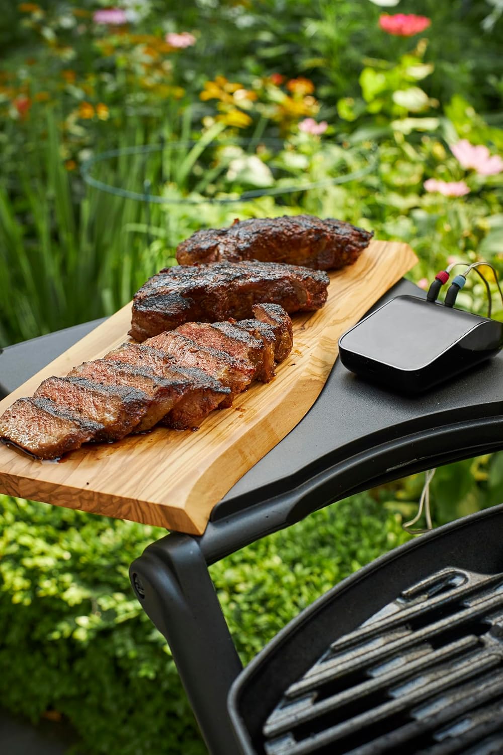 Weber Q2200 Gas Grill, 54 x 39 cm Grilling Surface, 1 Burner, with Fold-Out Side Tables, 2-Piece Porcelain-Enamelled Cast Iron Grill Grate, with Lid Thermometer - Black (54010074)