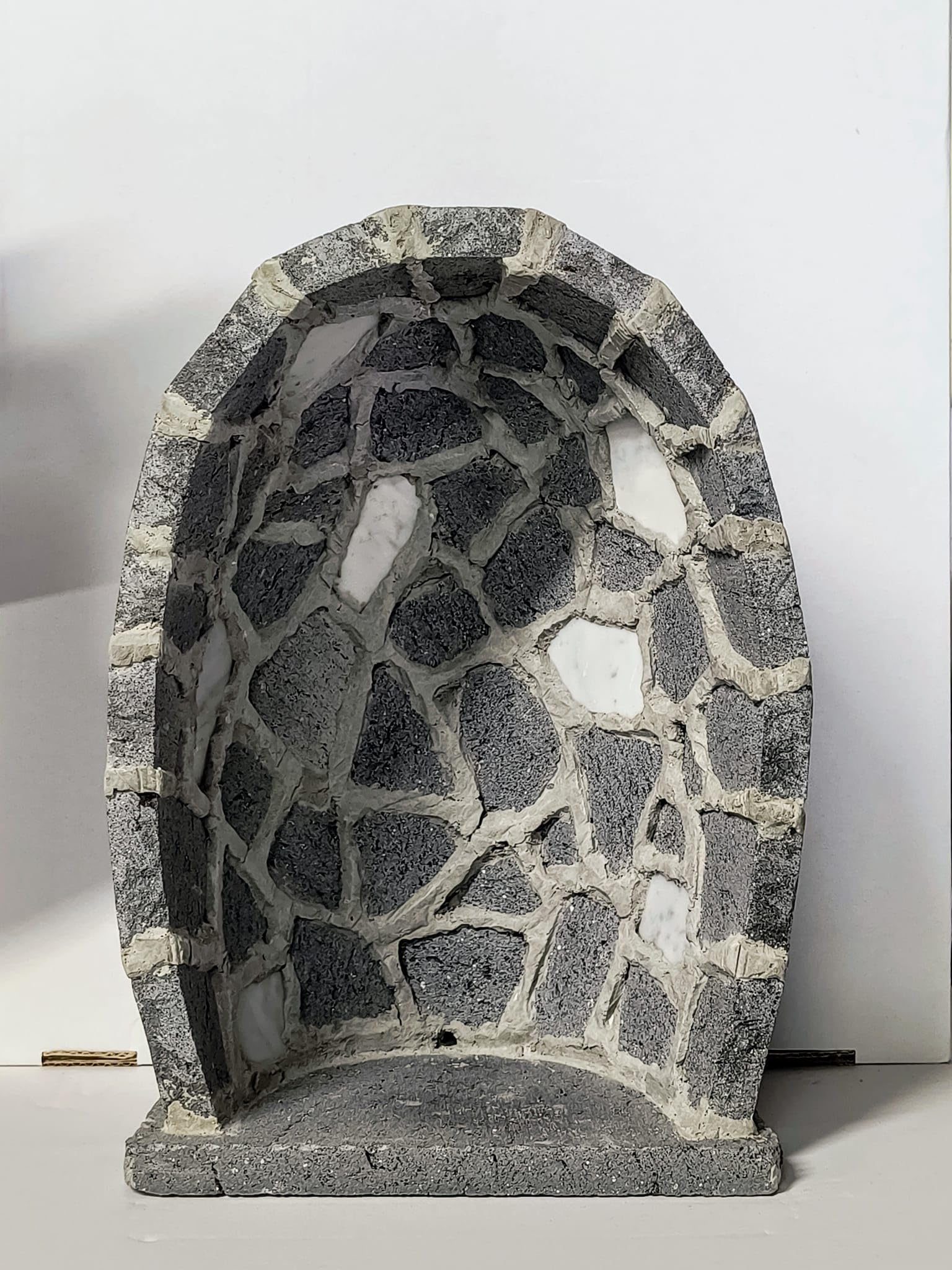 Generico ArteSacraCaravaggio Grotta per statua artigianale in pietra grigia con inserti in marmo bianco di Carrara cm 41 x 30 realizzata interamente a mano di produzione artigianale italiana