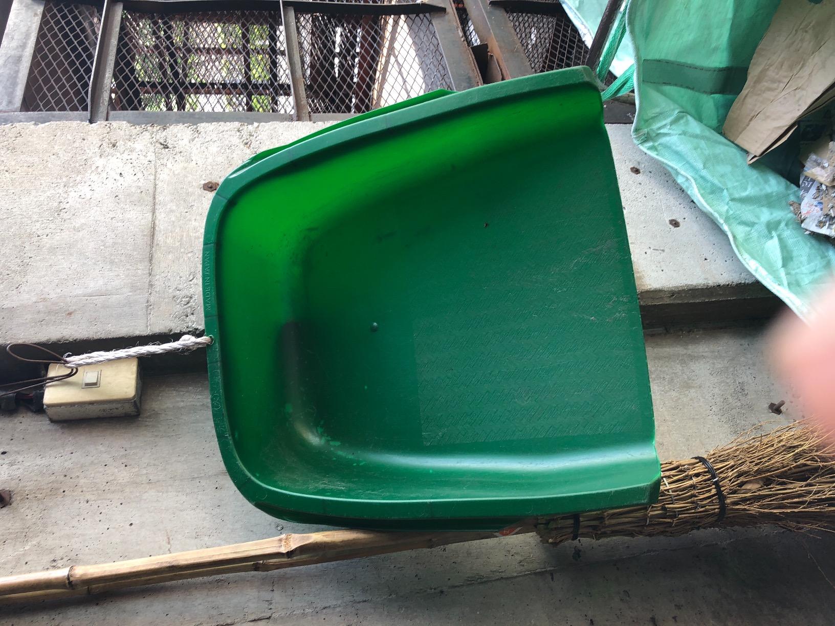 Amazon | 千吉 手箕 テミ 大 口幅500mm 掃除・除草・収穫作業用 グリーン 奥行19×高さ53cm | 熊手・レーキ