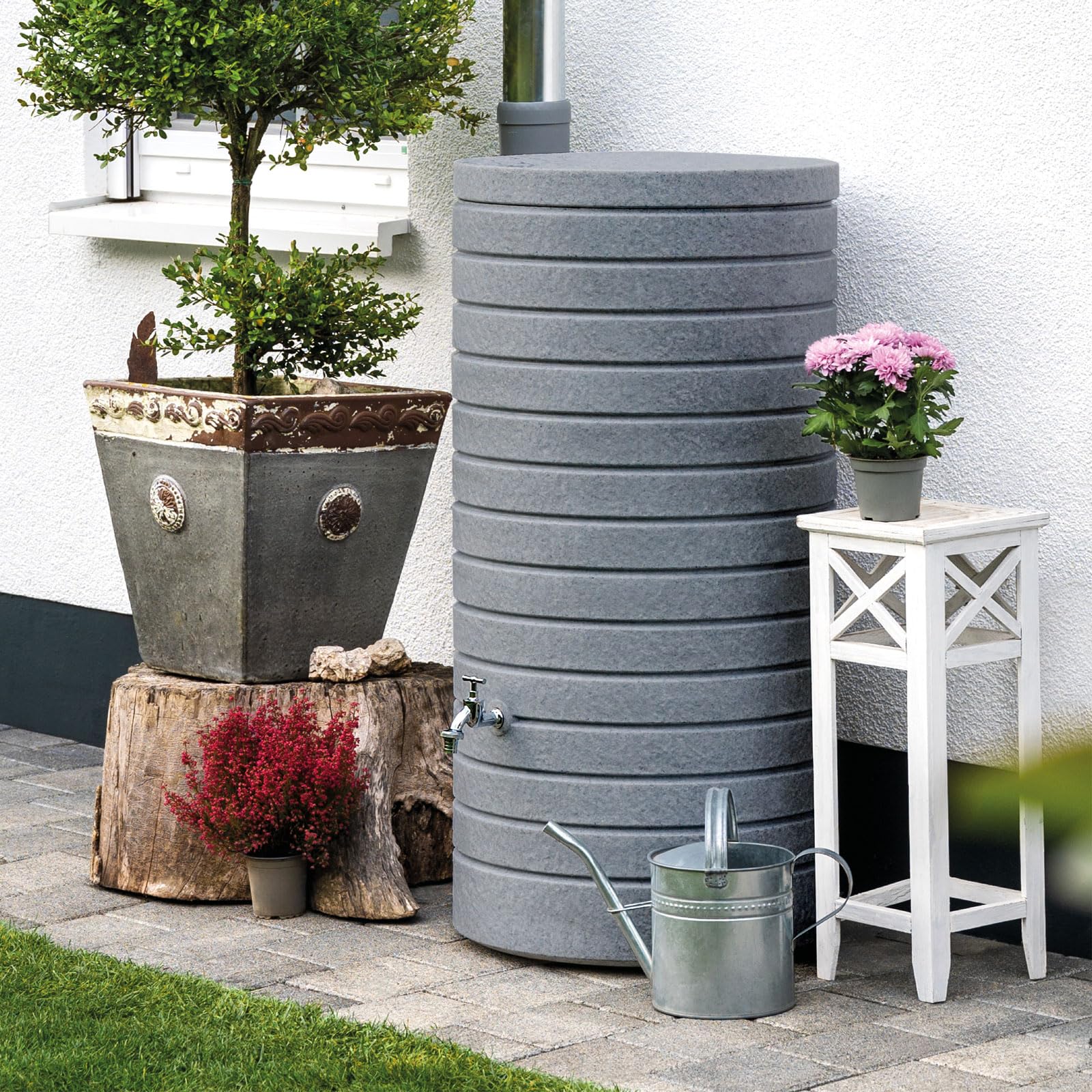 Regentonne grau Regenwassertank Aversa 270 Liter aus UV- und witterungsbeständigem Material. Regenfass BZW. Regenwassertonne mit kindersicherem Deckel und Messinganschlüssen
