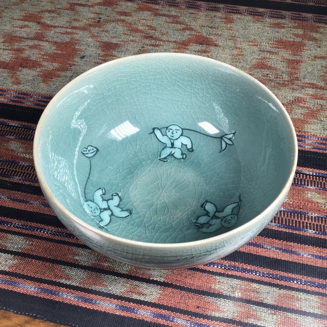 美しい古美術蔵の奥から謎めいた黄金に輝く美しい抹茶茶碗が出て来まし