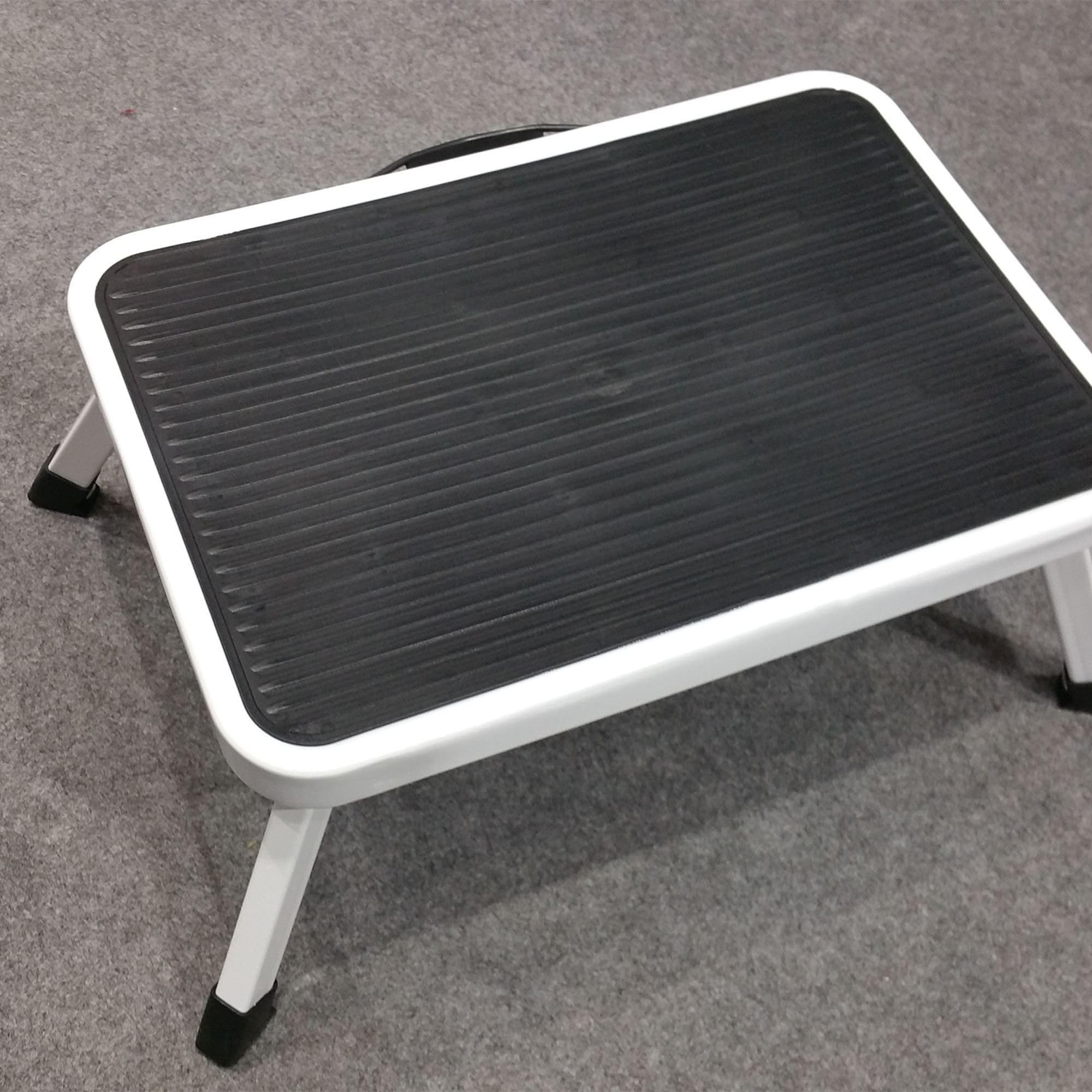 Predellino pieghevole 1 gradino - Scala, scaletta, sgabello di acciaio - Larga superficie antiscivolo - Capacità di carico 150 Kg - Impugnatura di trasporto - Ideale camper, roulotte - 46 x 32 x 17 cm
