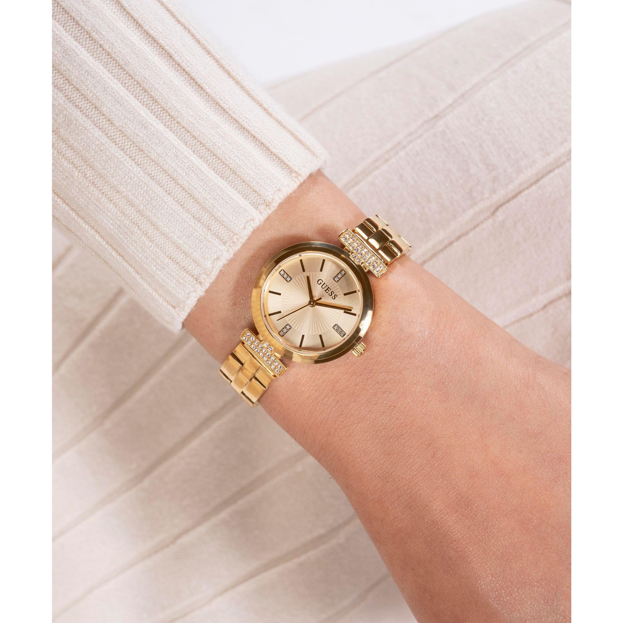 Guess Array Damen Armbanduhr mi Zirkonia in der Farbe Gold mit Armband aus Edelstahl, Wasserdichtigkeit: 3 bar, Gehäusedurchmesser: 28 mm, GW0762L2