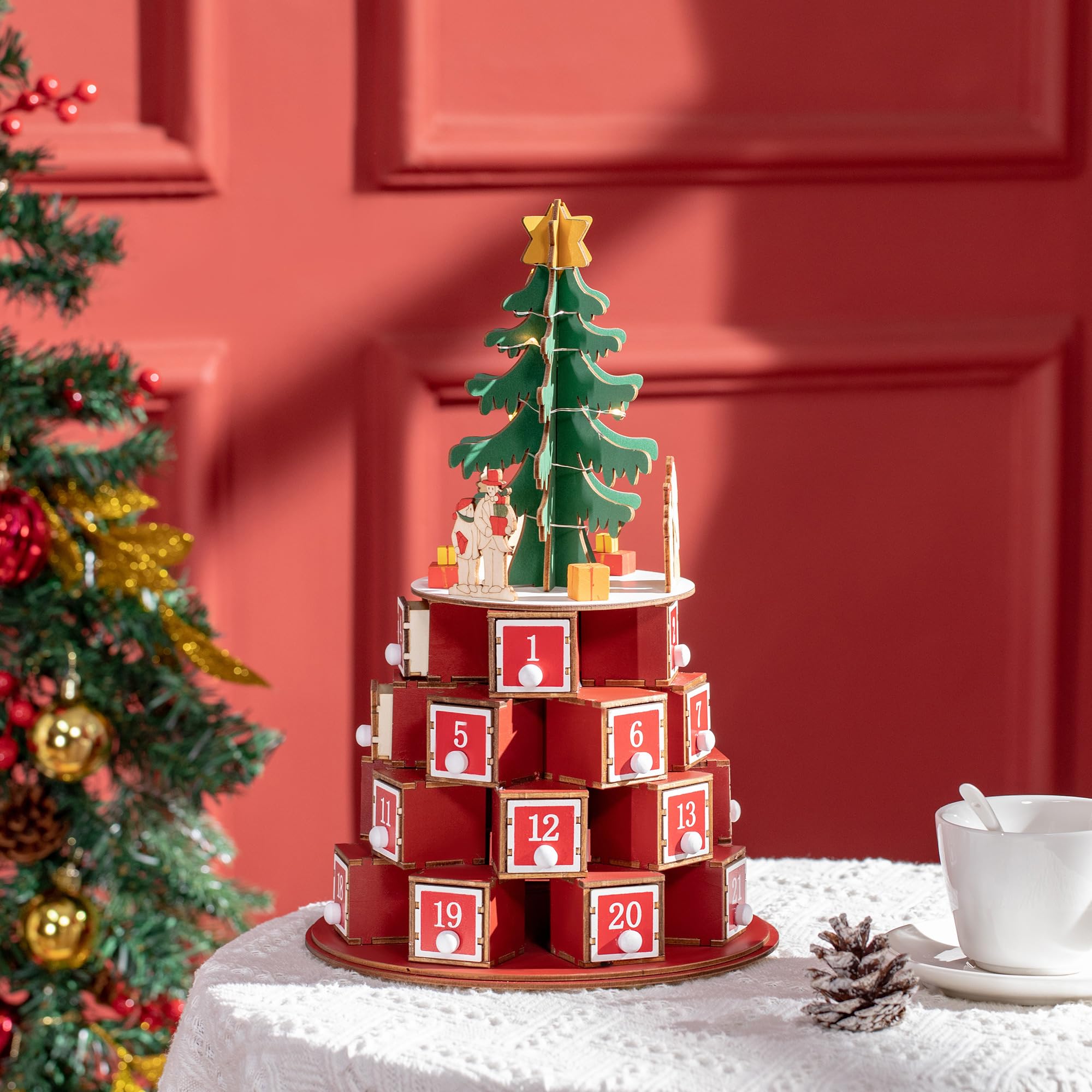 HOMCOM Calendario Avvento di Natale a Cono con 10 Luci a LED, Calendario dell'Avvento in Legno con Motivi a Tema, 22x22x35 cm, Rosso Verde e Giallo